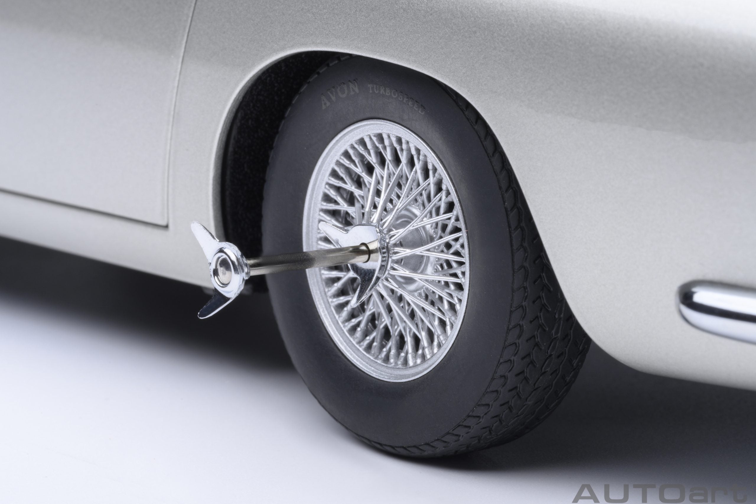 1/18 AUTOart Aston Martin DB5 “Goldfinger” (Silver) with weapons