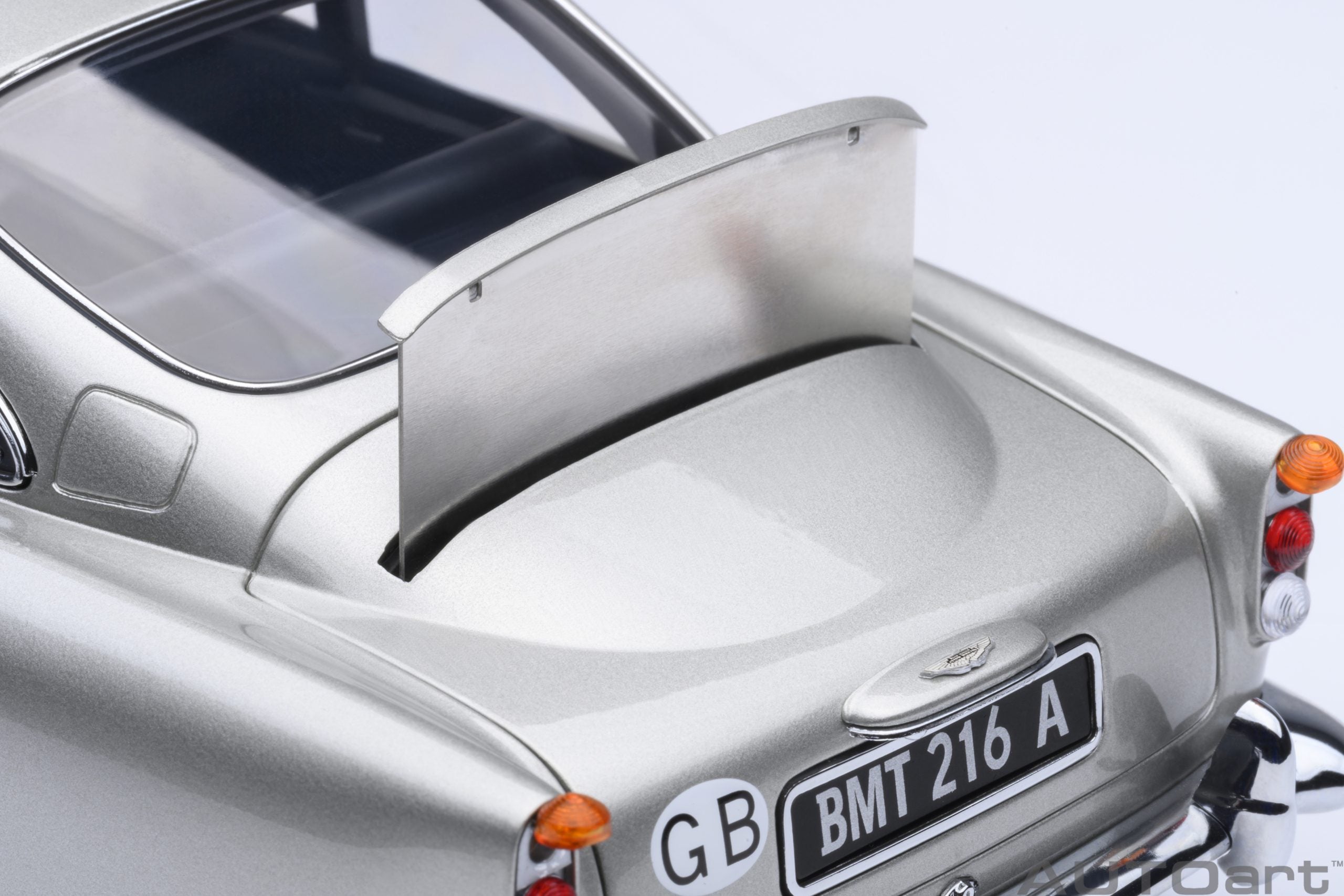 1/18 AUTOart Aston Martin DB5 “Goldfinger” (Silver) with weapons