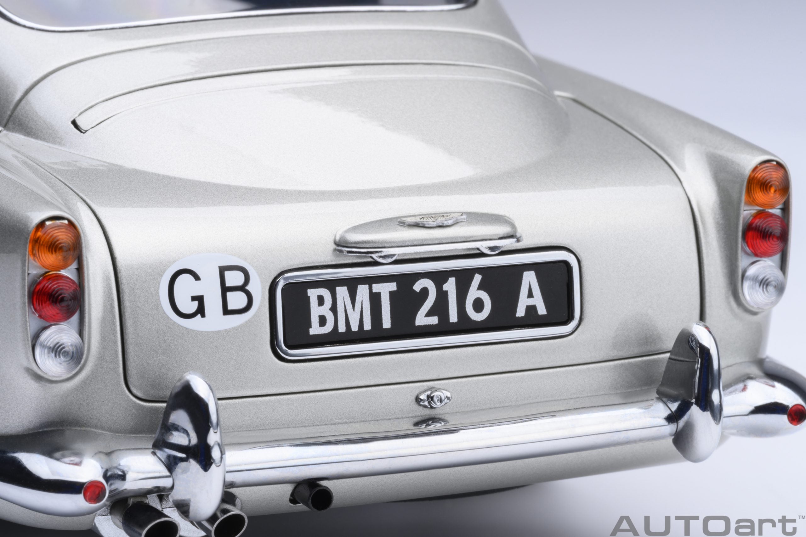 1/18 AUTOart Aston Martin DB5 “Goldfinger” (Silver) with weapons