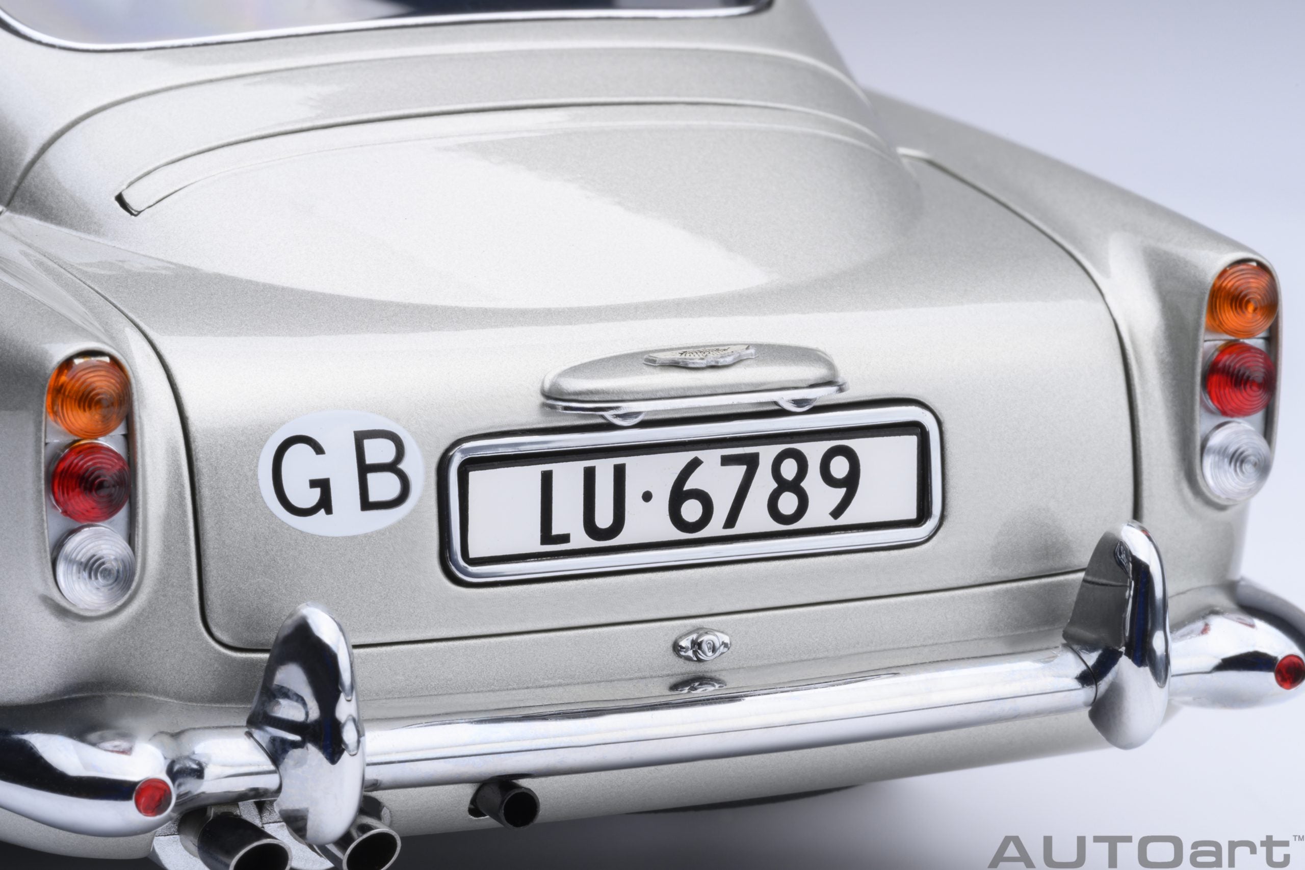 1/18 AUTOart Aston Martin DB5 “Goldfinger” (Silver) with weapons