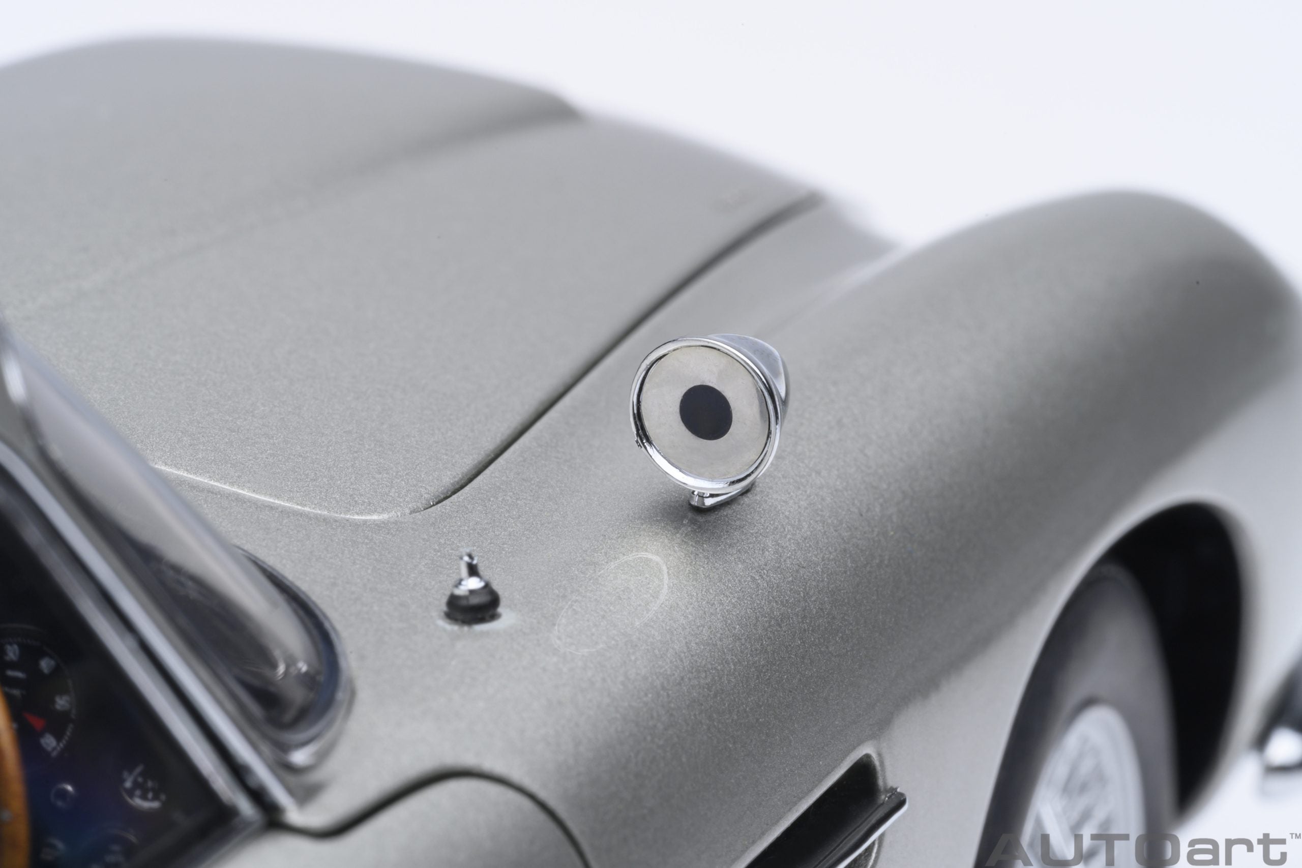 1/18 AUTOart Aston Martin DB5 “Goldfinger” (Silver) with weapons