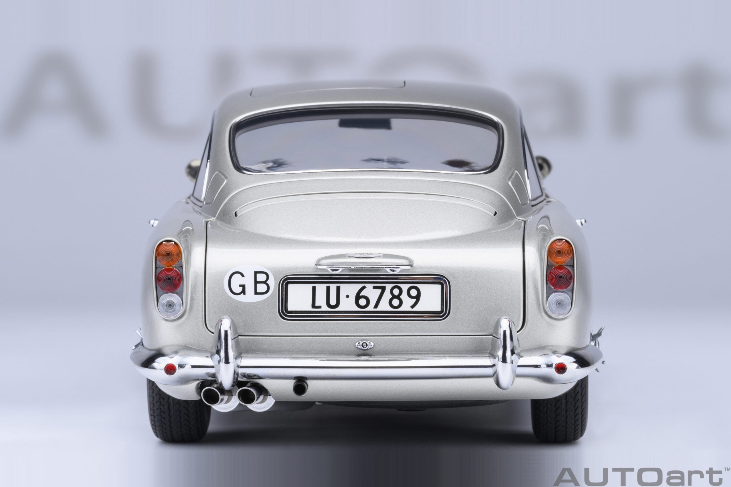 1/18 AUTOart Aston Martin DB5 “Goldfinger” (Silver) with weapons