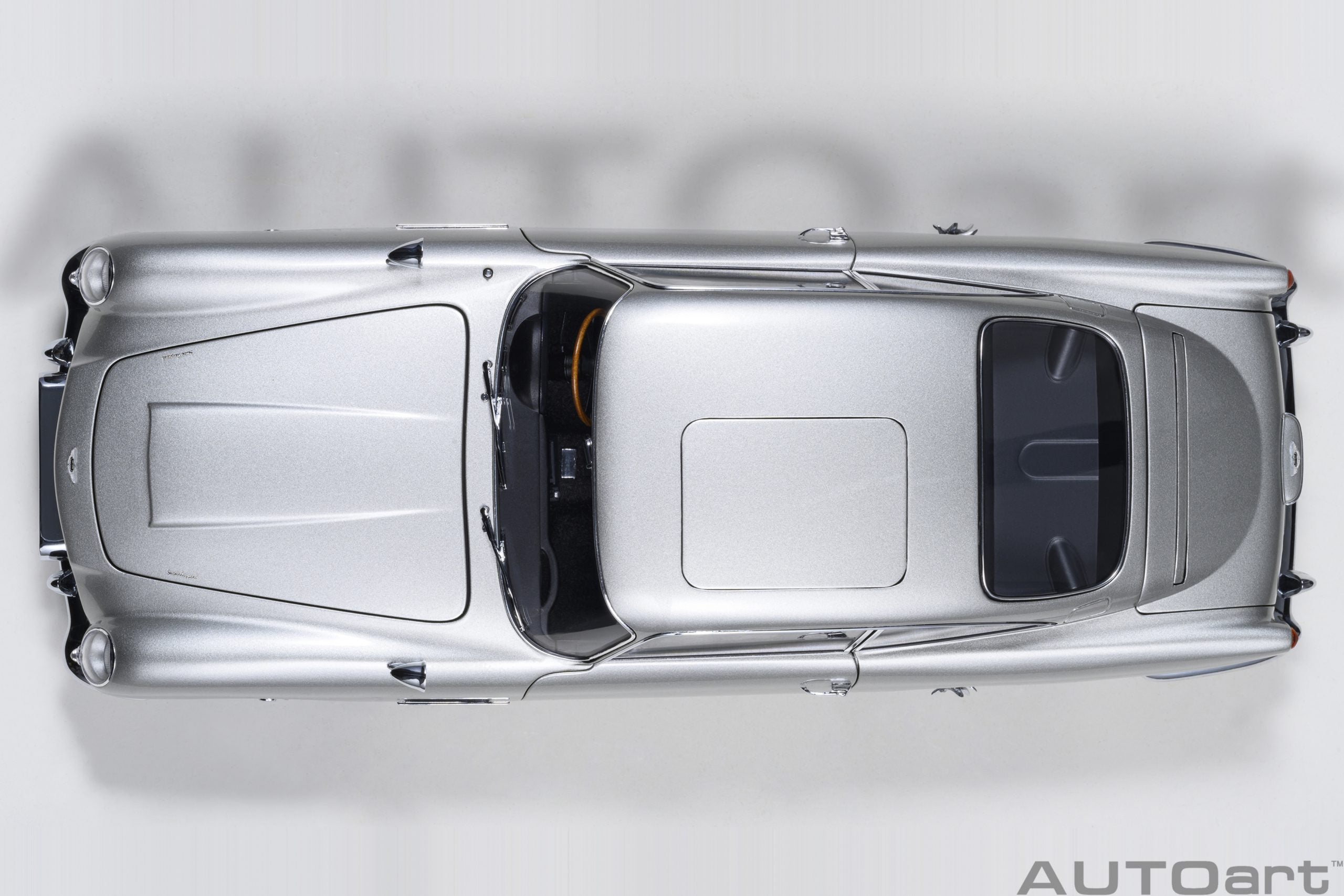 1/18 AUTOart Aston Martin DB5 “Goldfinger” (Silver) with weapons