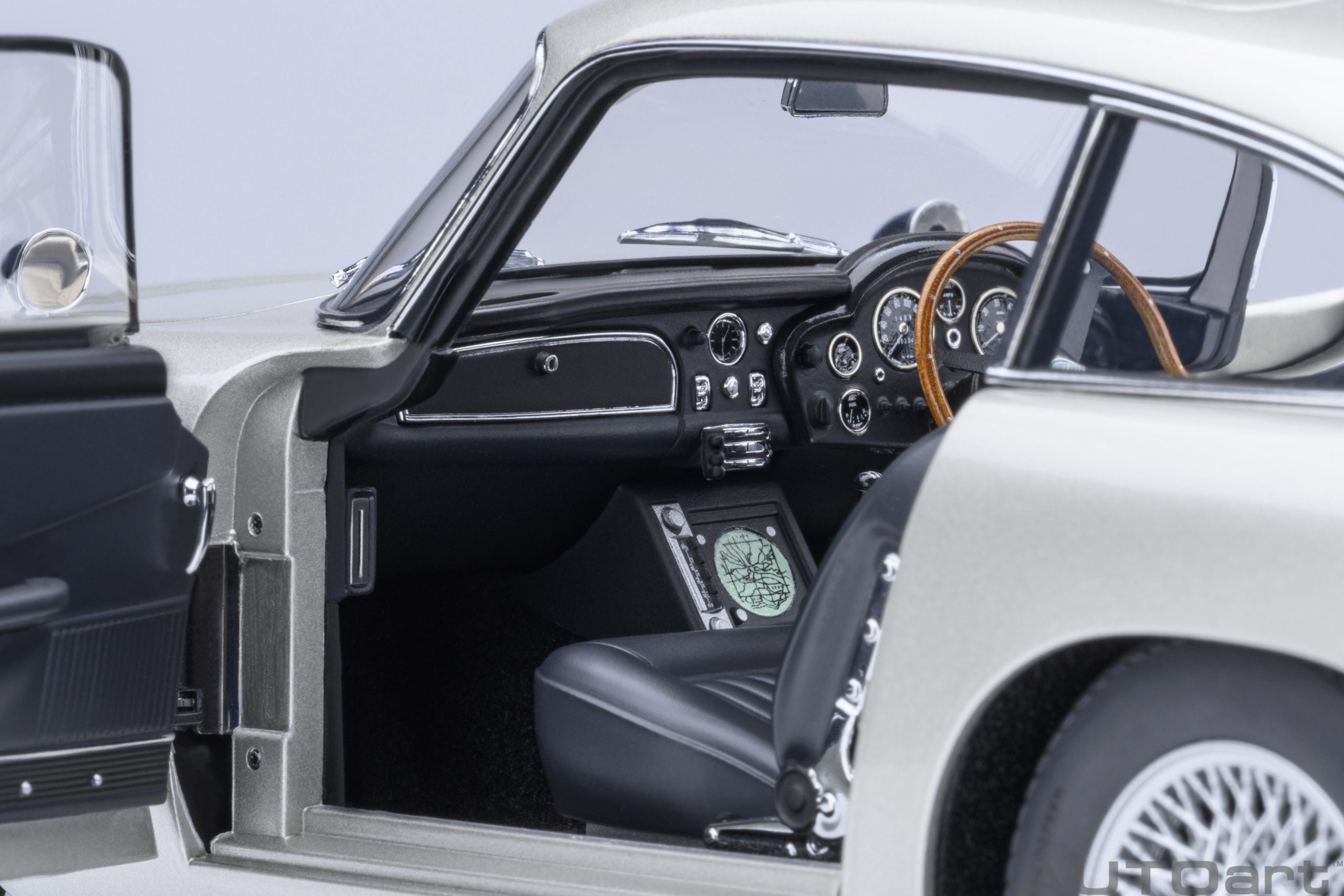 1/18 AUTOart Aston Martin DB5 “Goldfinger” (Silver) with weapons