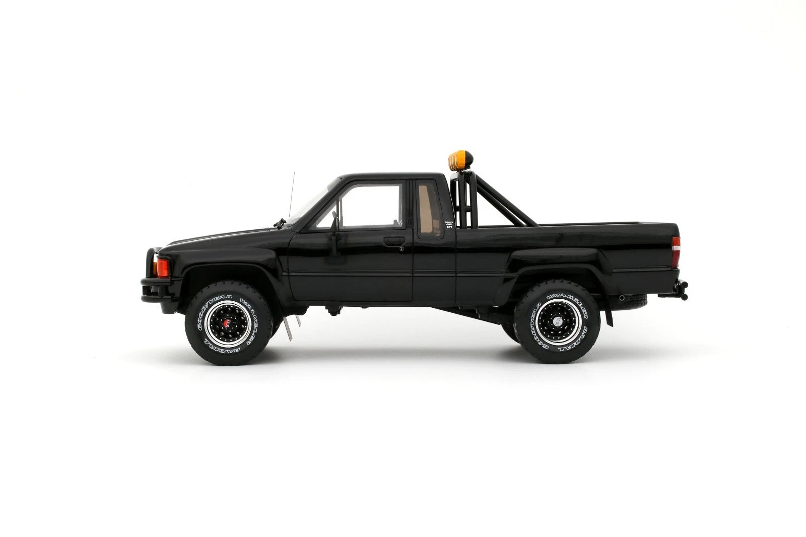 1/18 OttO Toyota Hilux SR5 1985 Glossy Black 202 'Back to the future' OT481B
