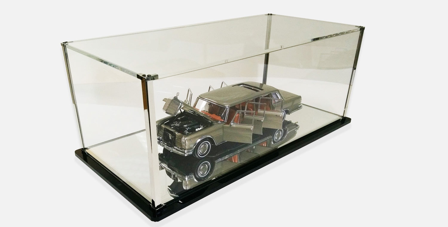 Display case for 1:18 racing transporter/truck models and 1:12 scale models CMC A-011