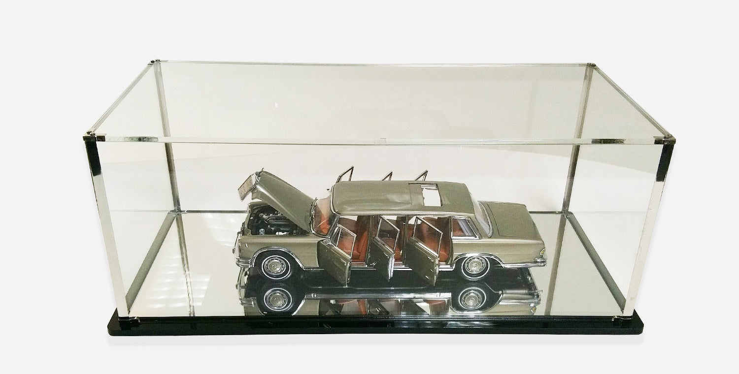 Display case for 1:18 racing transporter/truck models and 1:12 scale models CMC A-011