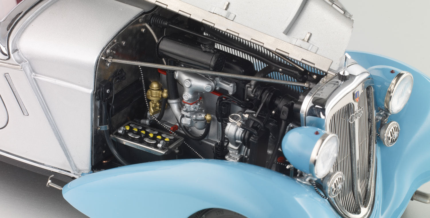 Audi Front 225 Roadster silber-blau CMC M-075B