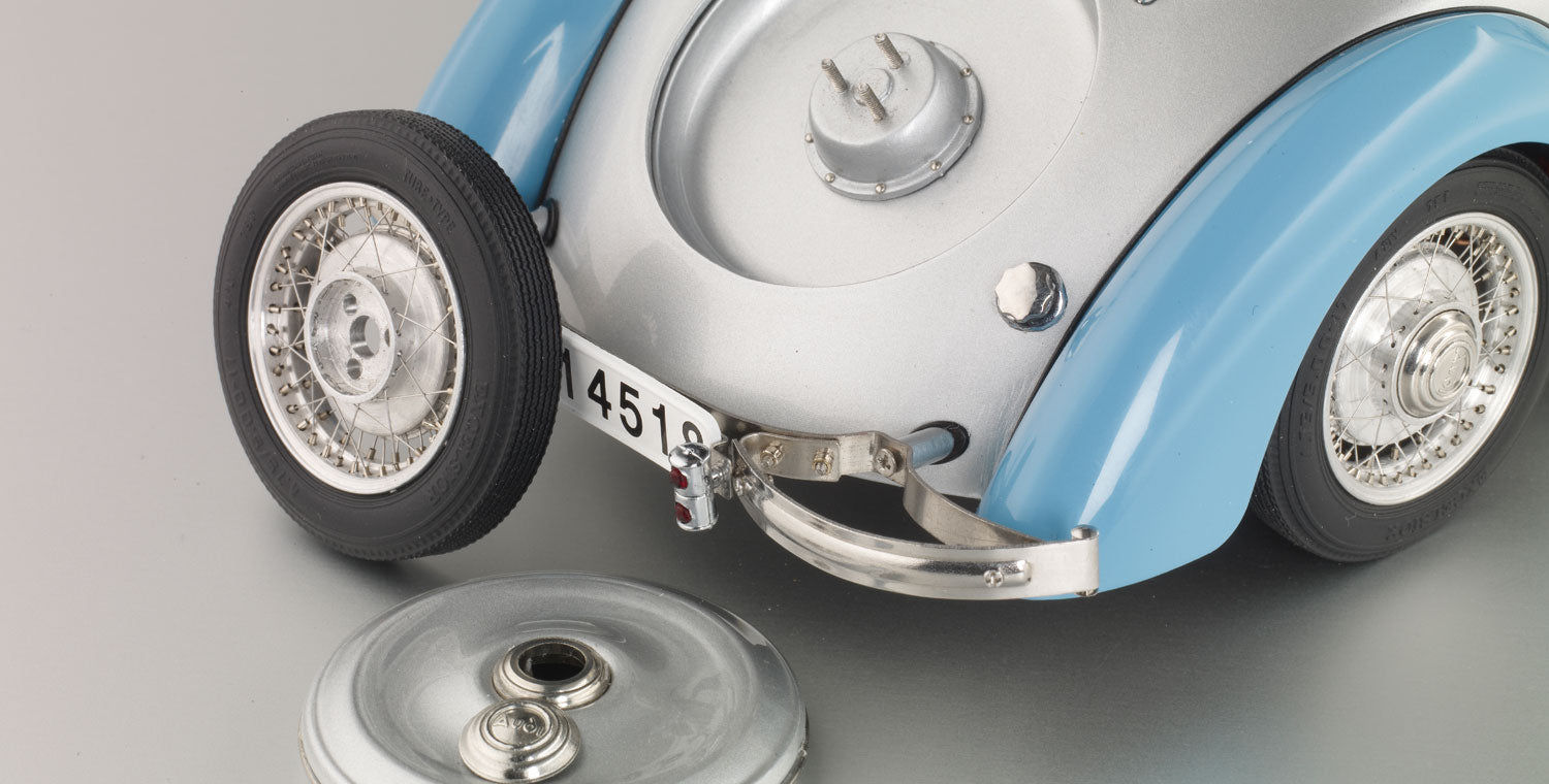 Audi Front 225 Roadster silber-blau CMC M-075B