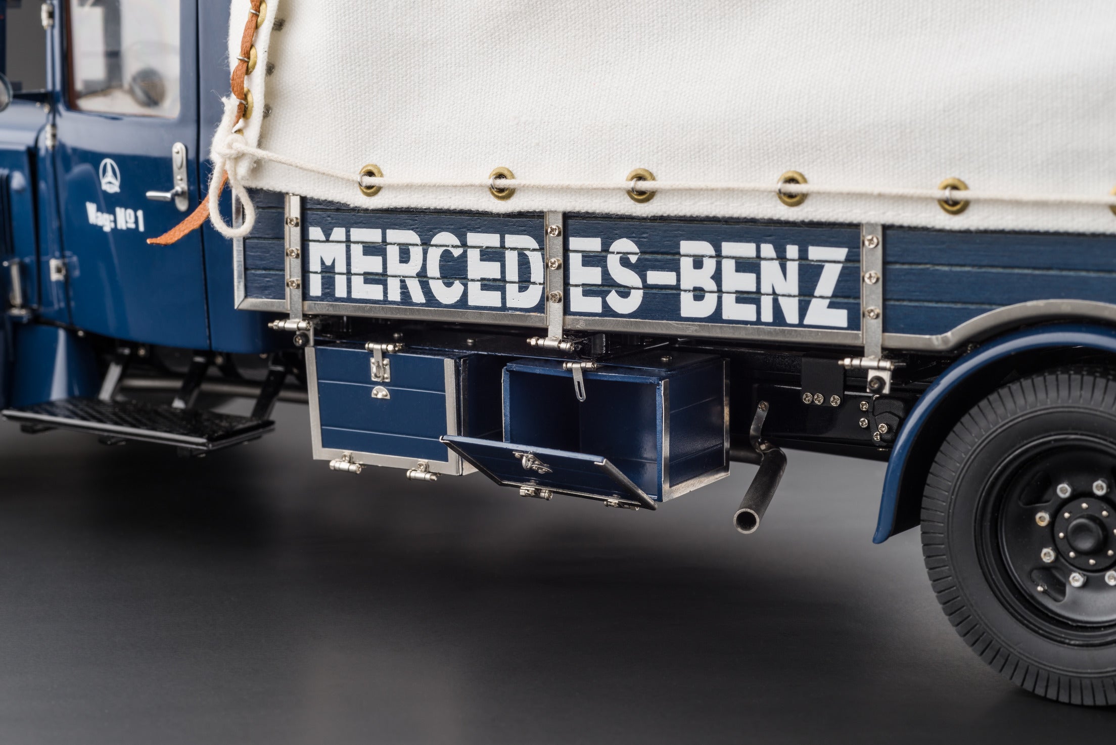 1/18 Mercedes-Benz LKW Race Transporter LO 2750 Car #1 #0125 CMC M-144 - pre-owned