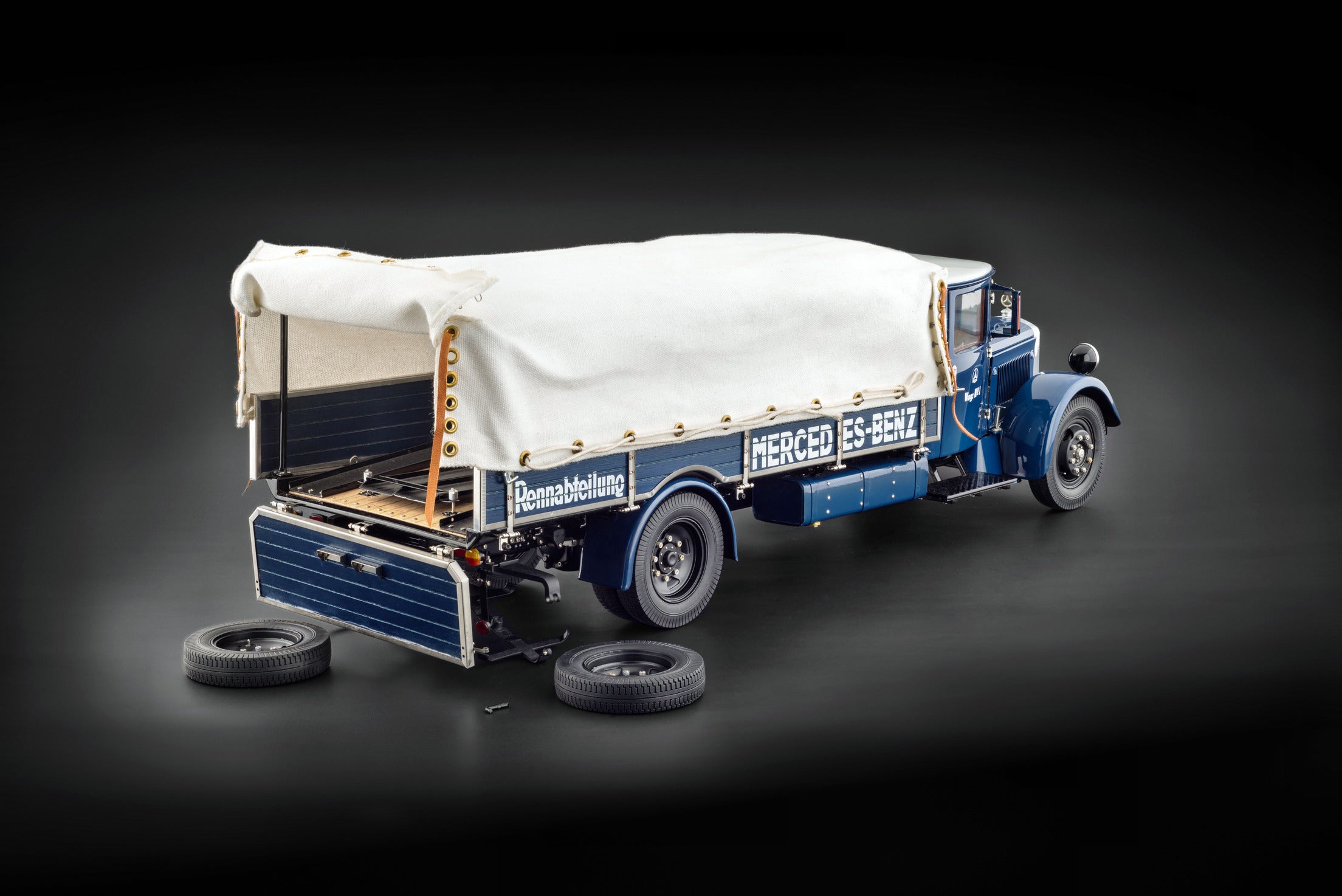1/18 Mercedes-Benz LKW Race Transporter LO 2750 Car #1 #0125 CMC M-144 - pre-owned