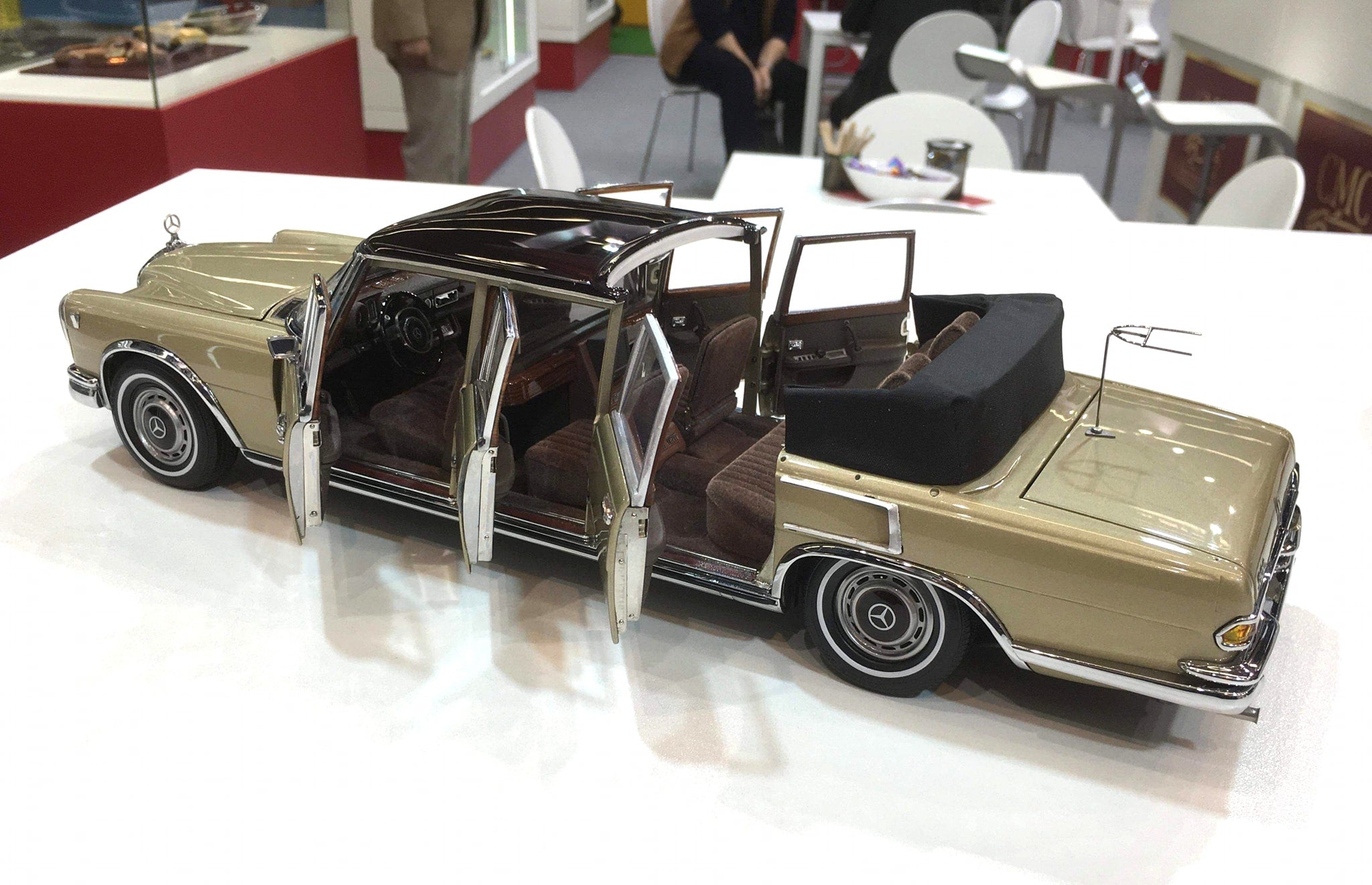 Mercedes-Benz 600 Pullman Landaulet beige/braun mit funktionsfähigem Verdeck CMC M-217