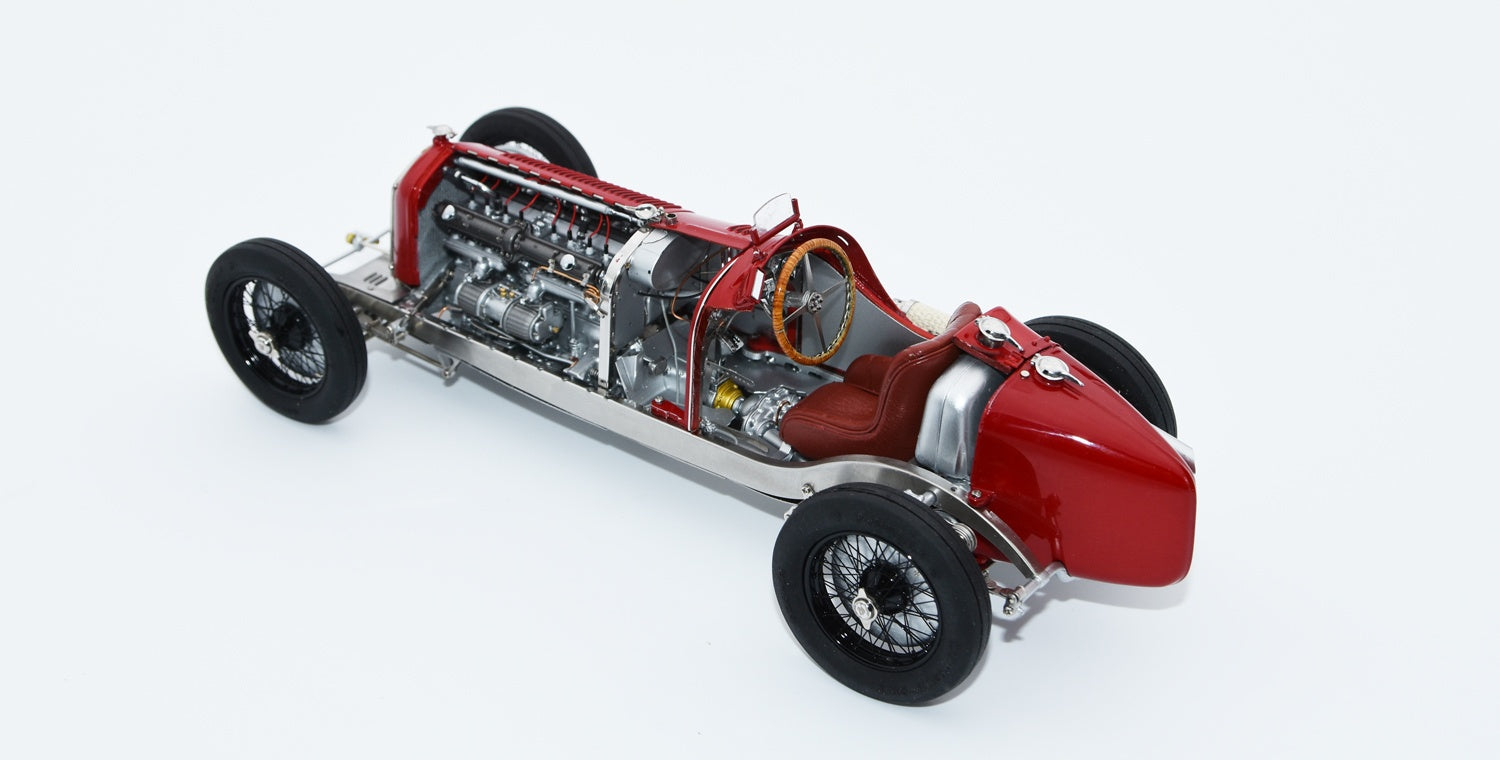 M-257 1/18 CMC Alfa-Romeo P3, cut-off model, inklusive Vitrine LE 300
