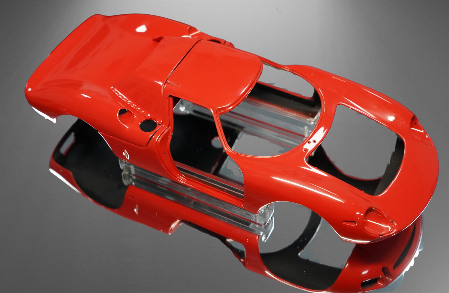 CMC M-269 1/18 Ferrari 250 LM ROLLING CHASSIS und KAROSSERIE in Vitrine