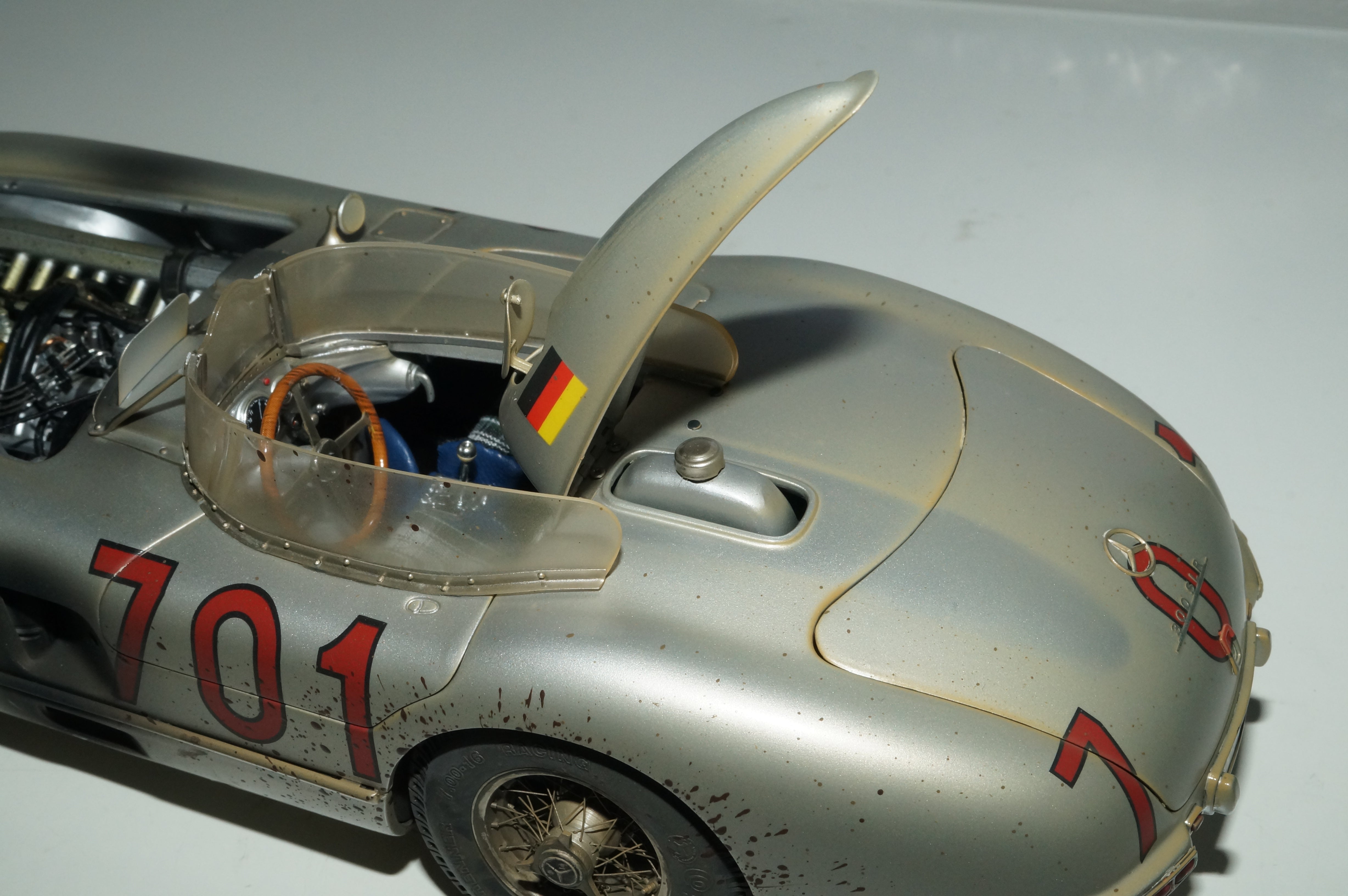 Mercedes-Benz Renntransporter mit 300 SLR #701 Dirty Hero CMC M-163 pre-owned