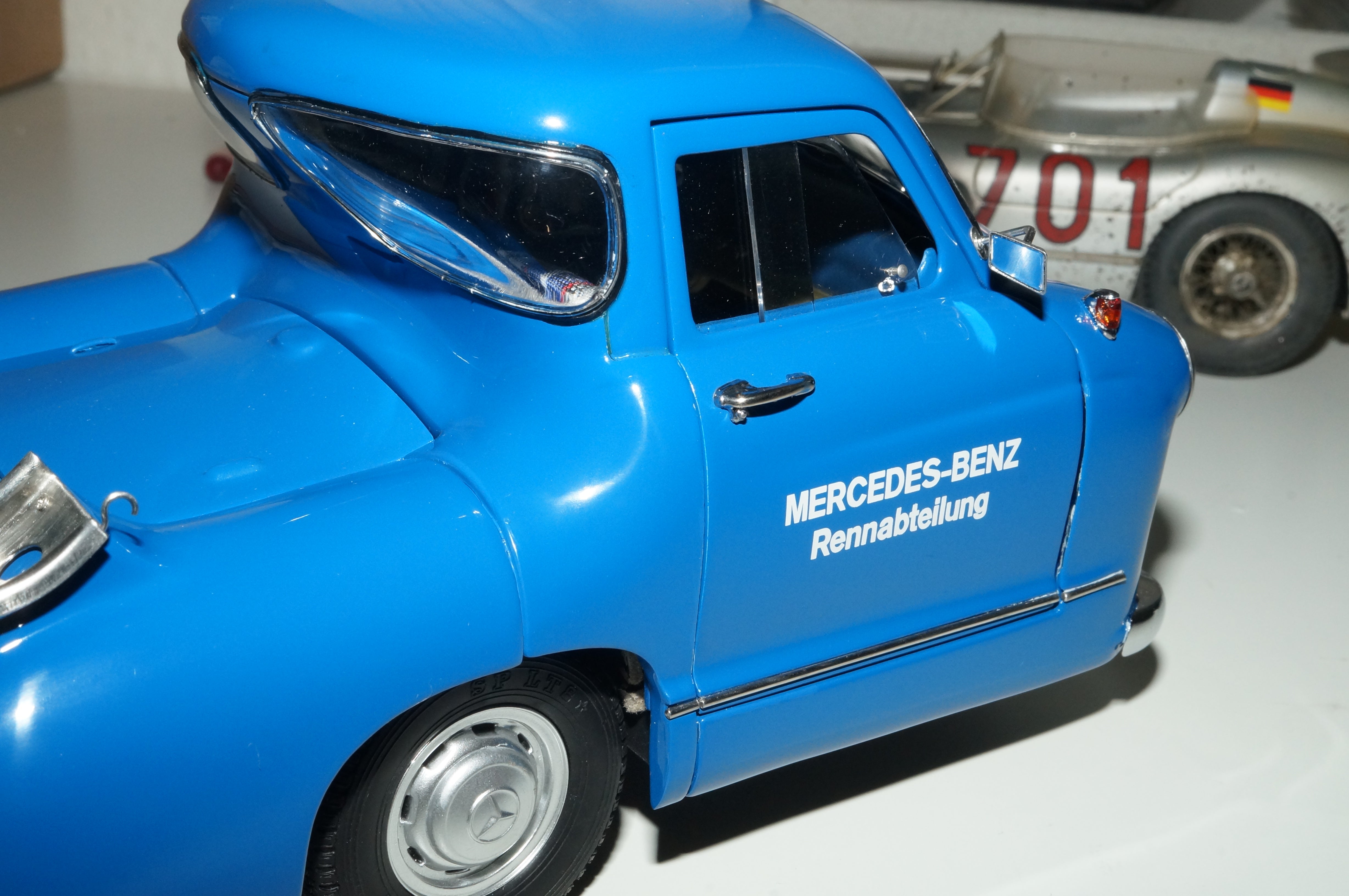 Mercedes-Benz Renntransporter mit 300 SLR #701 Dirty Hero CMC M-163 pre-owned