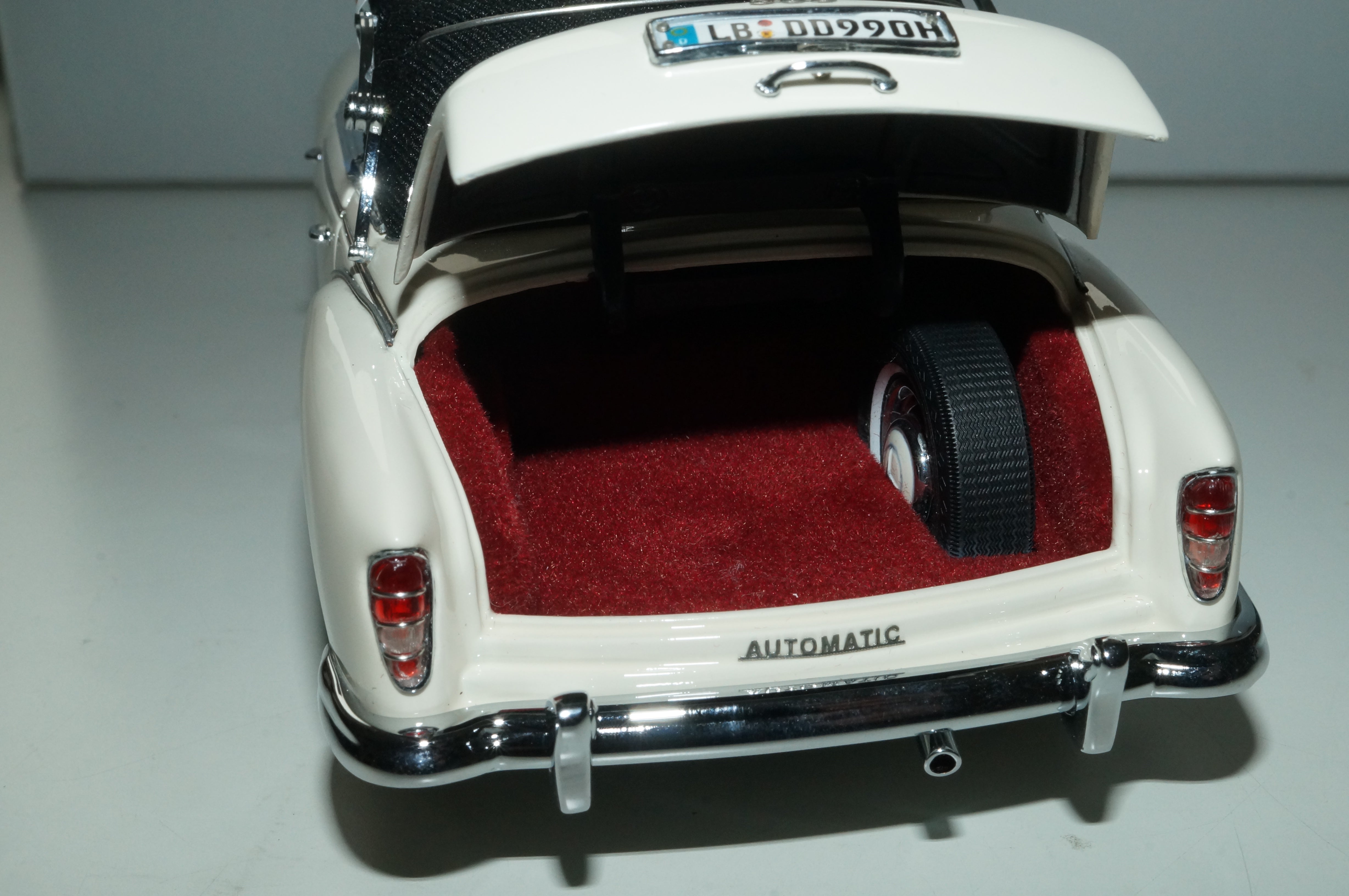 1/24 Mercedes-Benz 300d Adenauer cream, Limited Edition 239/500 für Mercedes CMC M-026A