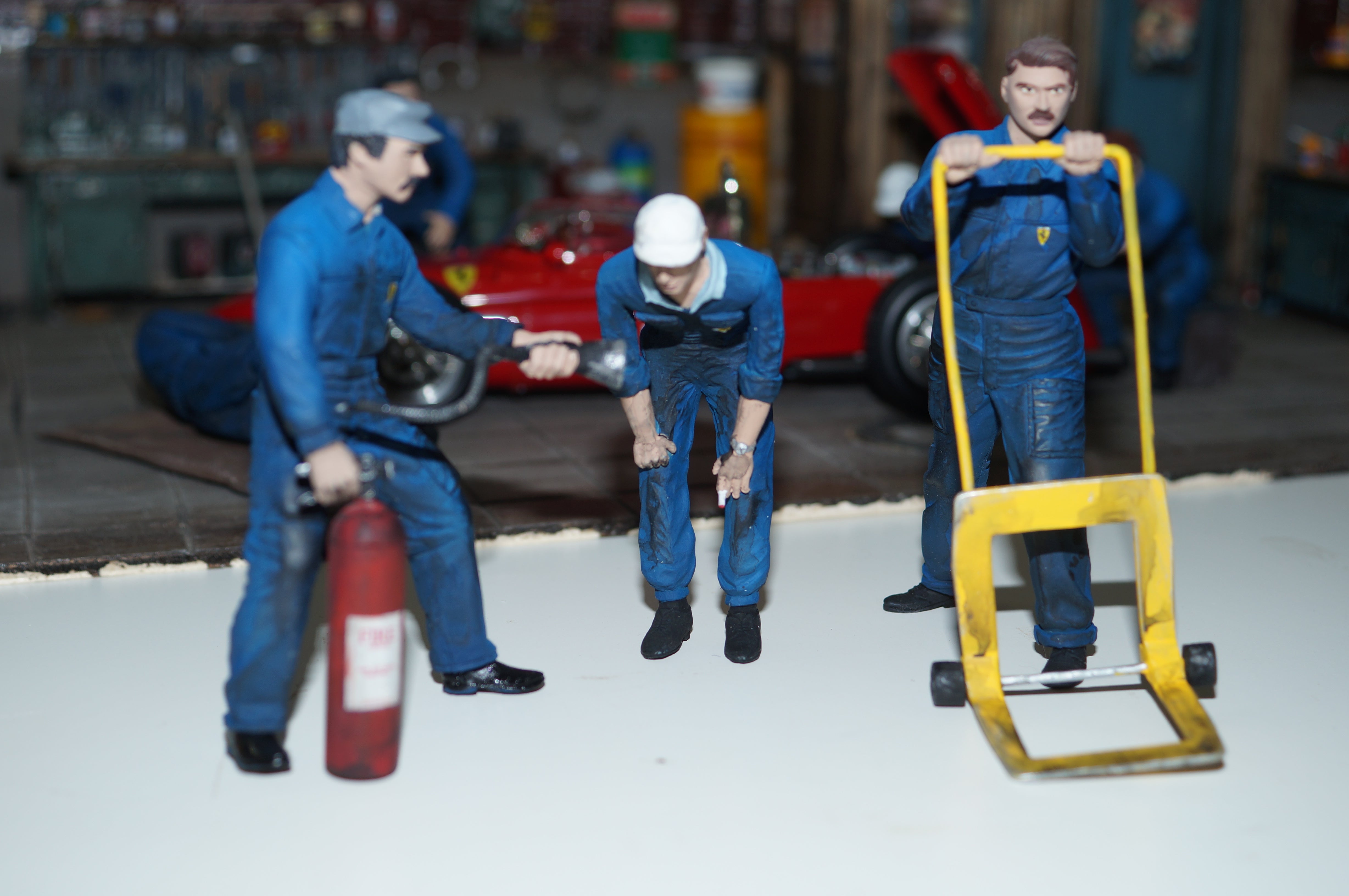 1/18 Boxencrew Ferrari BRAUNE OVERALLS von SF Scale Figures - Handarbeit-