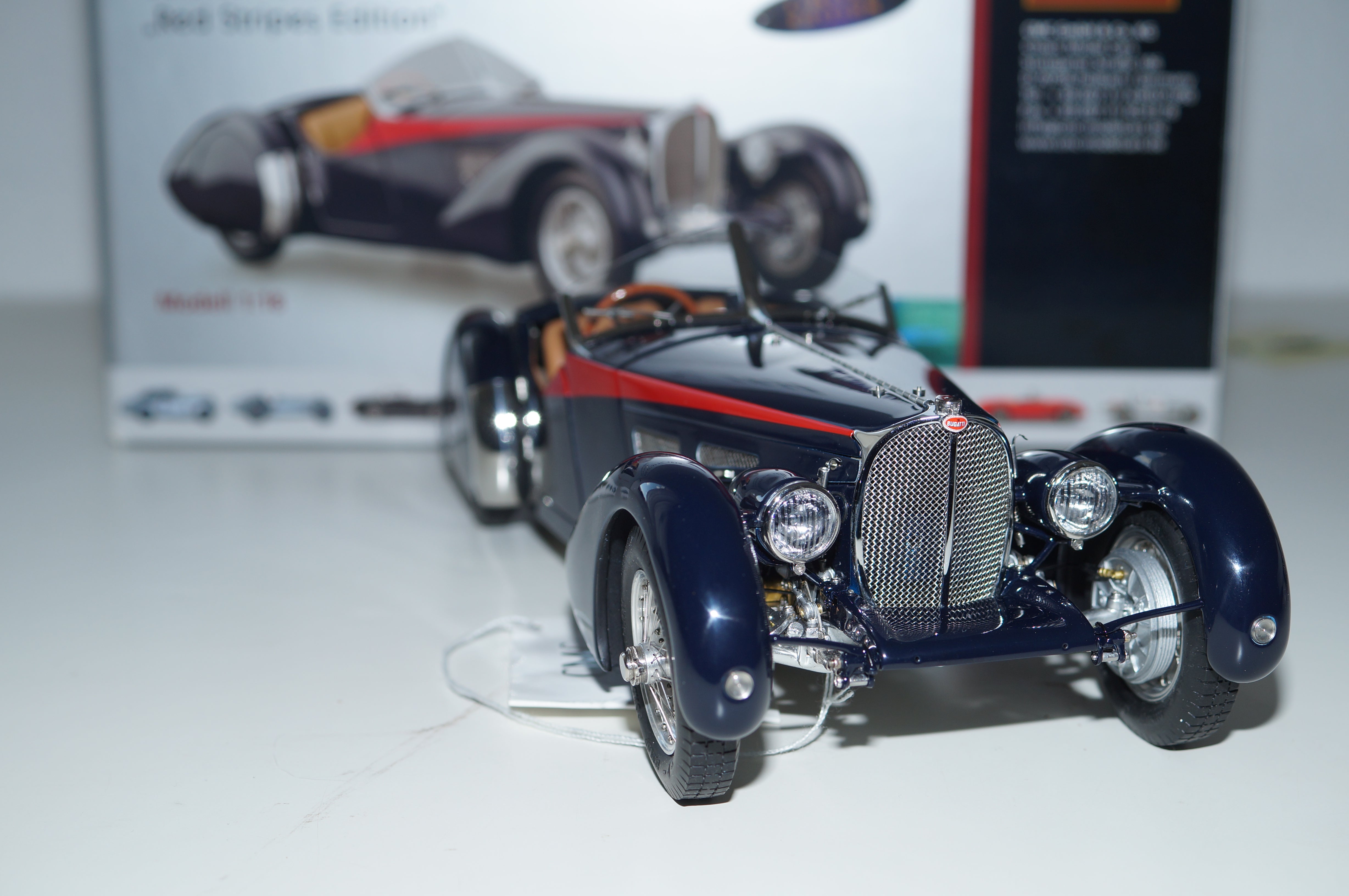 Bugatti 57 SC Corsica Roadster RED STRIPES LE 300 Stück CMC M-135