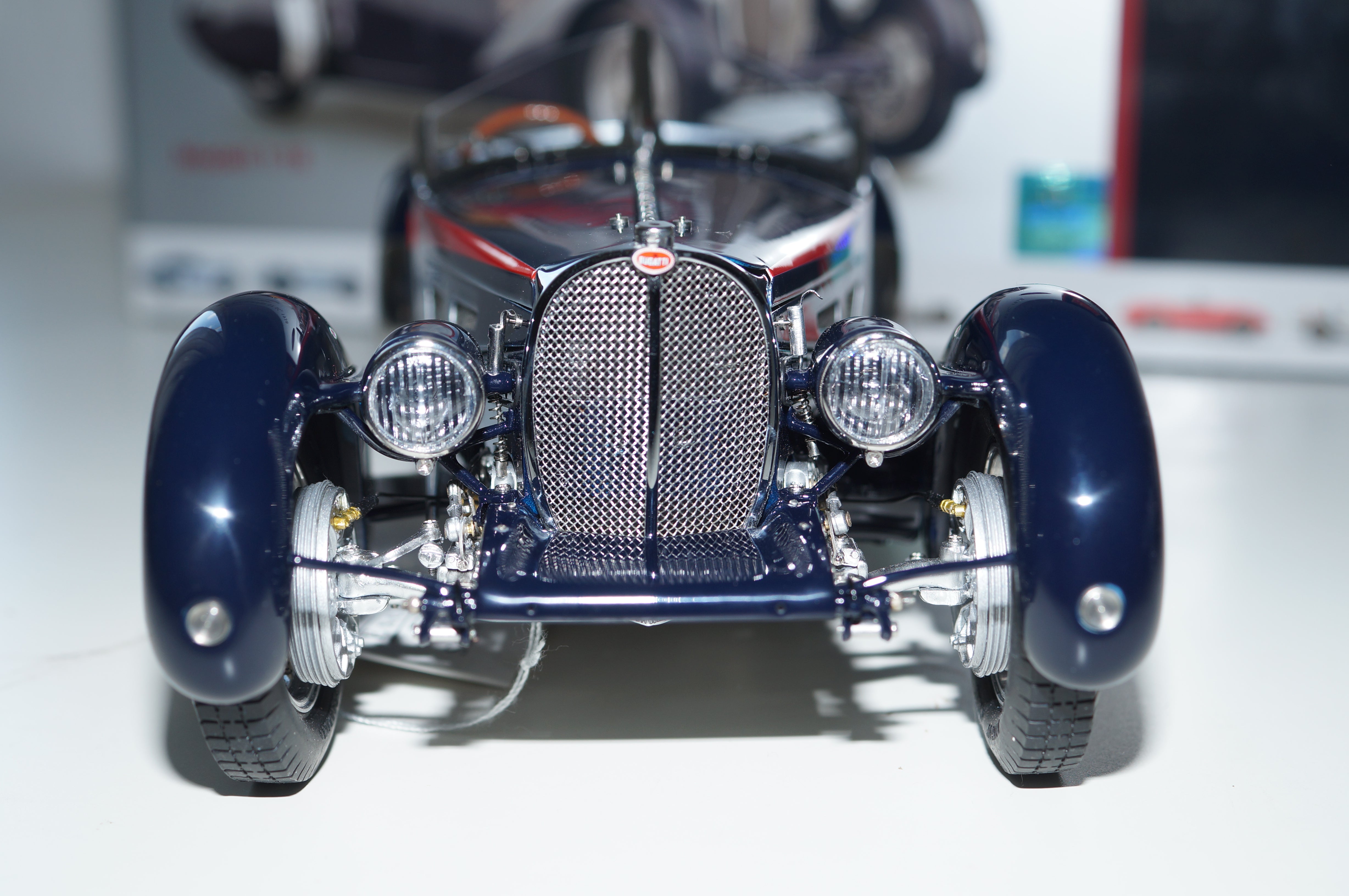 Bugatti 57 SC Corsica Roadster RED STRIPES LE 300 Stück CMC M-135