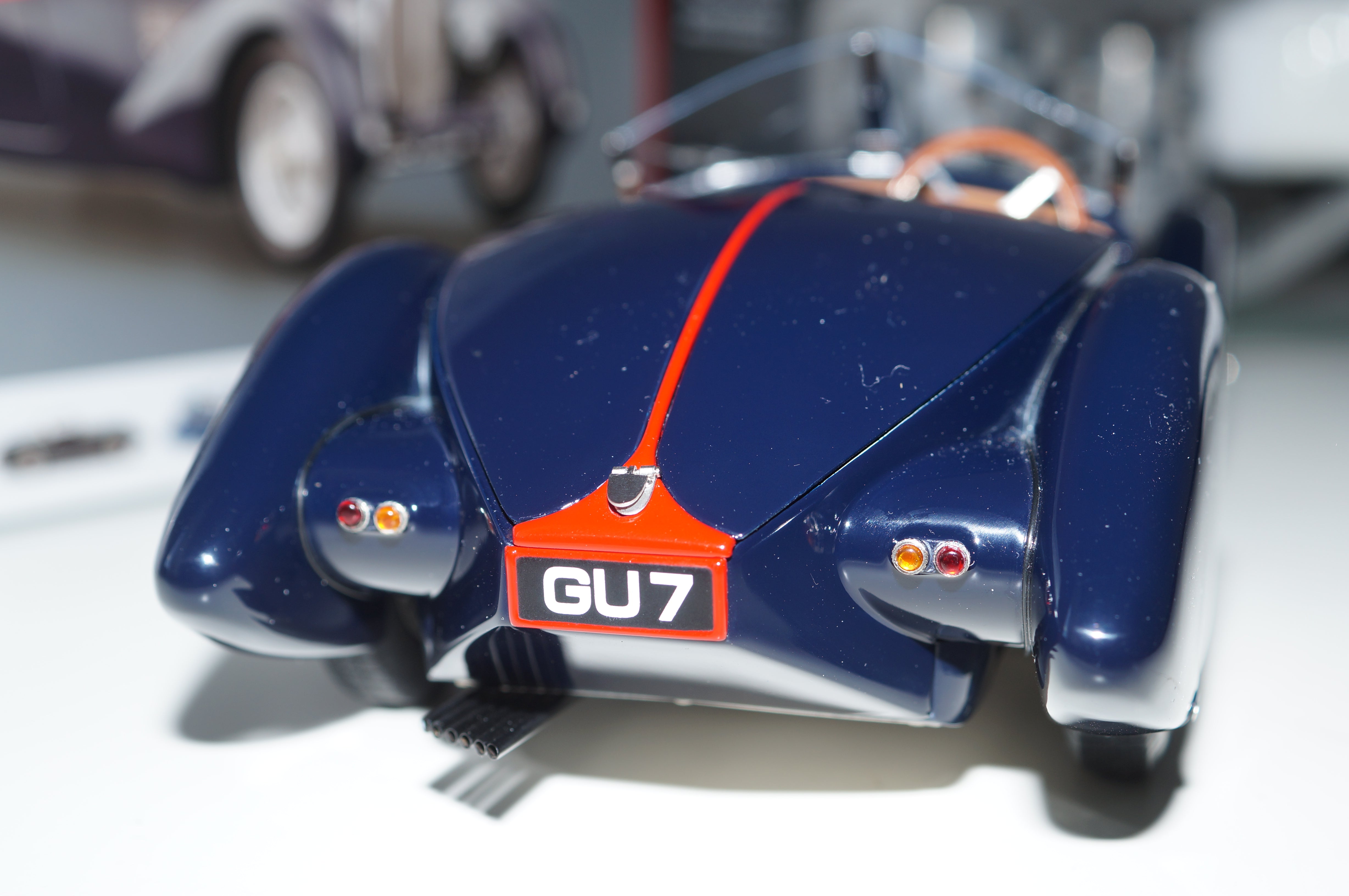 Bugatti 57 SC Corsica Roadster RED STRIPES LE 300 Stück CMC M-135