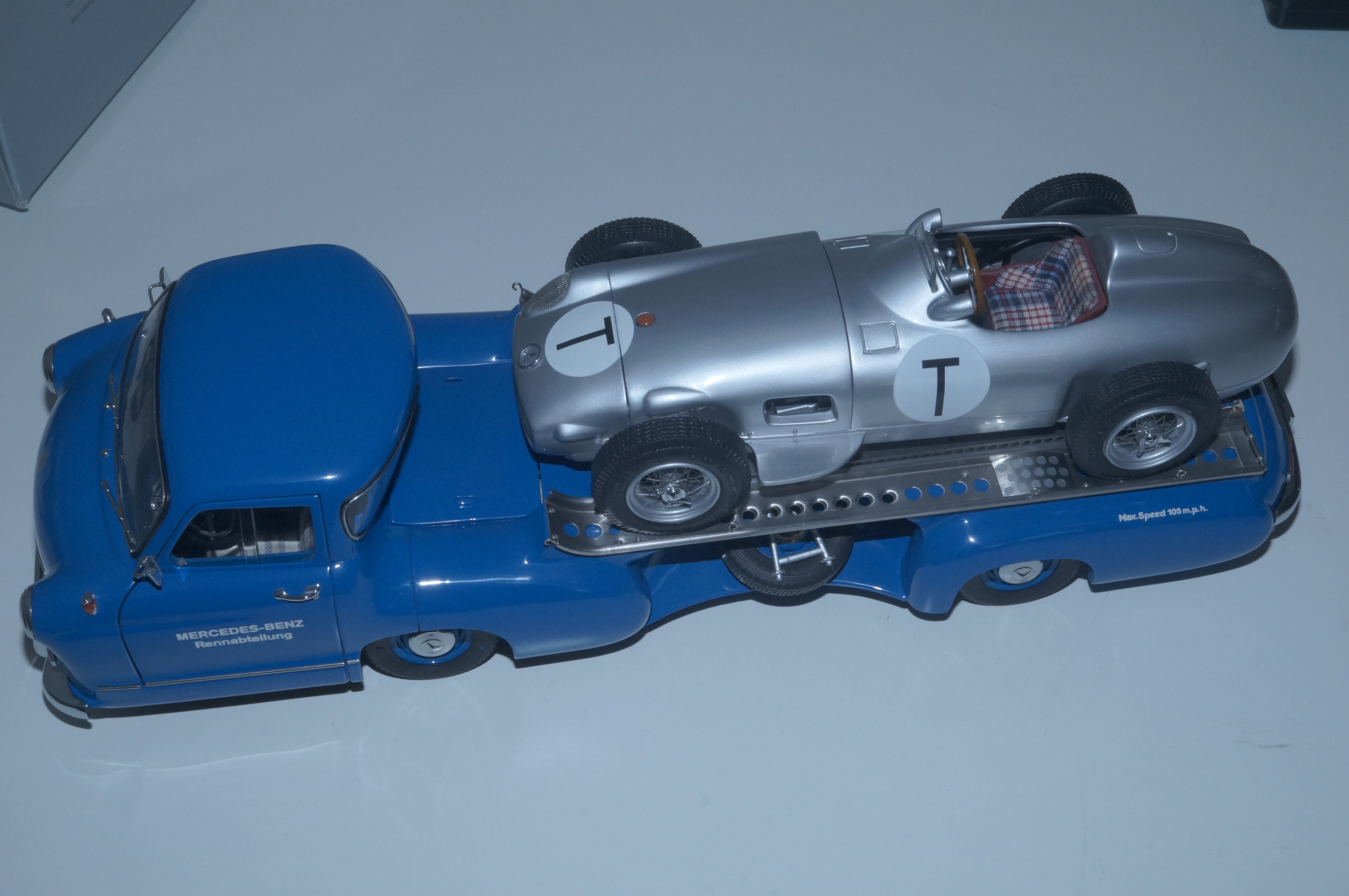 Mercedes-Benz W196 T-CAR + Renntransporter 'Blue Wonder' im Bundle CMC M-006T + M-036