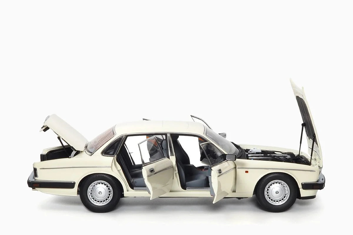 1/18 Jaguar Daimler XJ6 (XJ40) - Glacier White – ALMOST REAL 810542