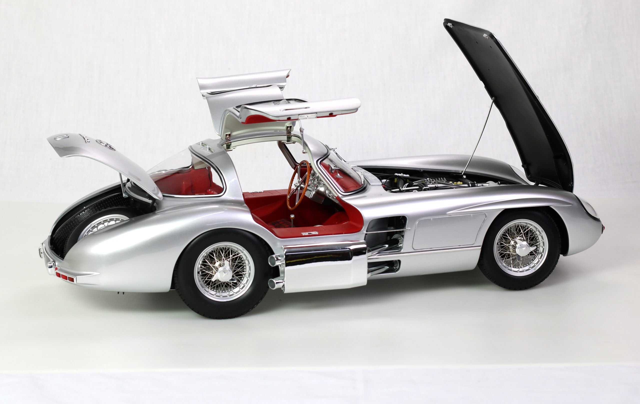1/8 LEGRAND MERCEDES-BENZ 300 SLR ''UHLENHAUT COUPÉ'' Bausatz 'Der Rote' / Kit RED LE105