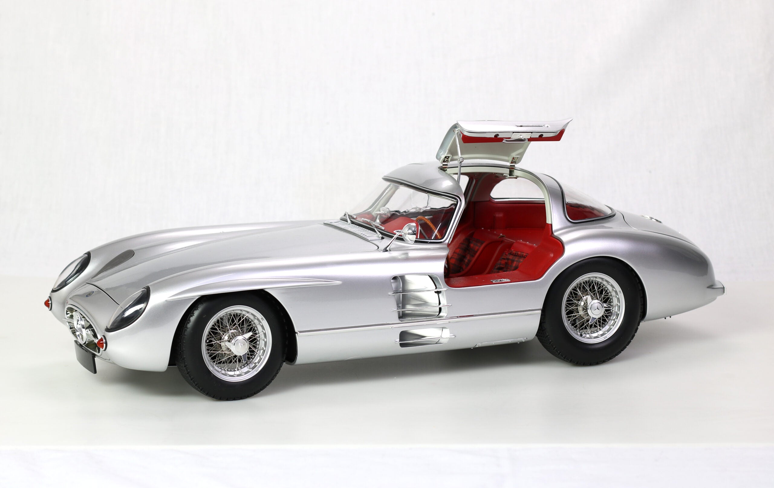 1/8 LEGRAND MERCEDES-BENZ 300 SLR ''UHLENHAUT COUPÉ'' Bausatz 'Der Rote' / Kit RED LE105