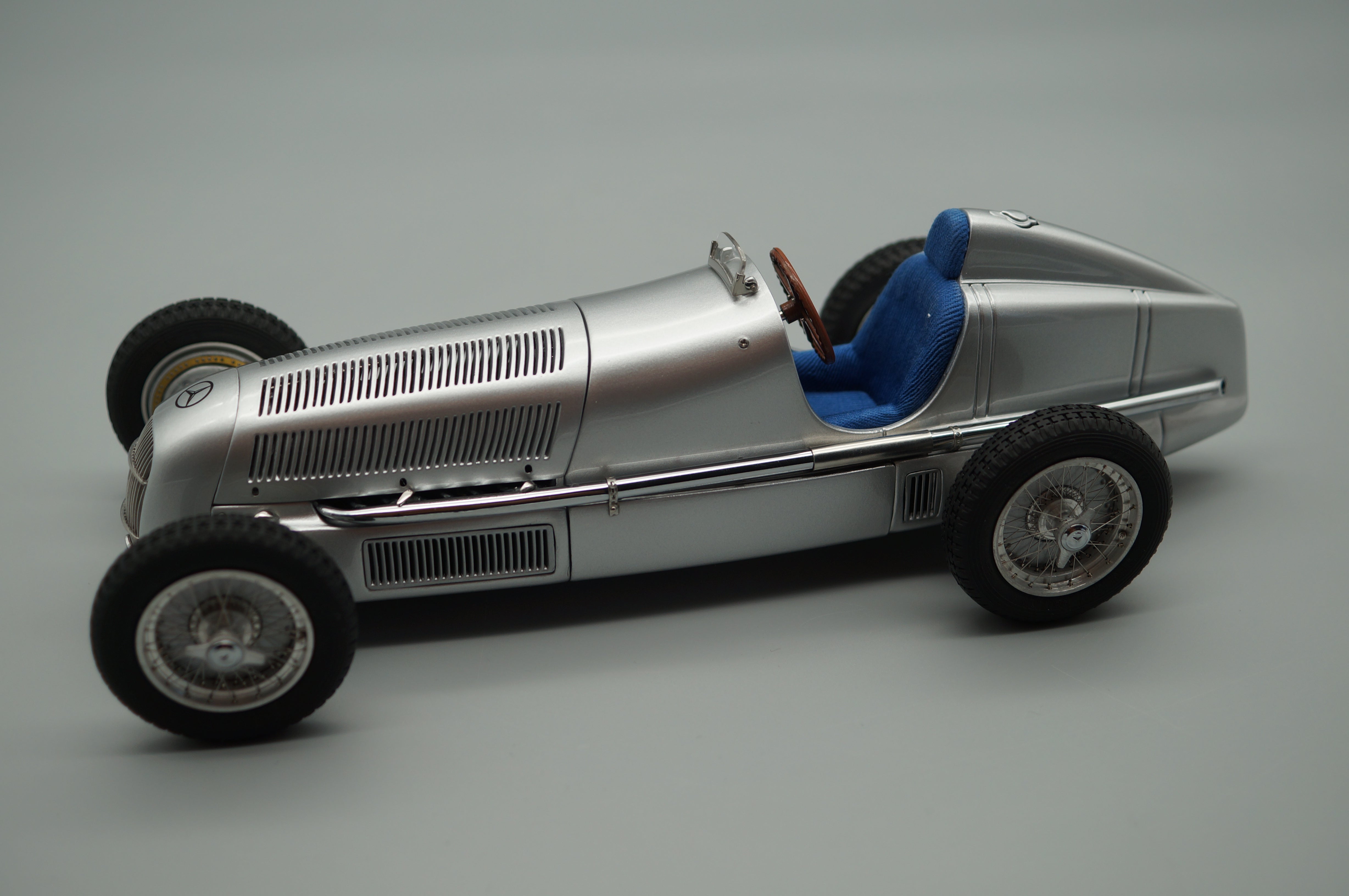 1/18 Mercedes-Benz W25 1934 'Der erste Silberpfeil' CMC M-033 -pre-owned- AA444