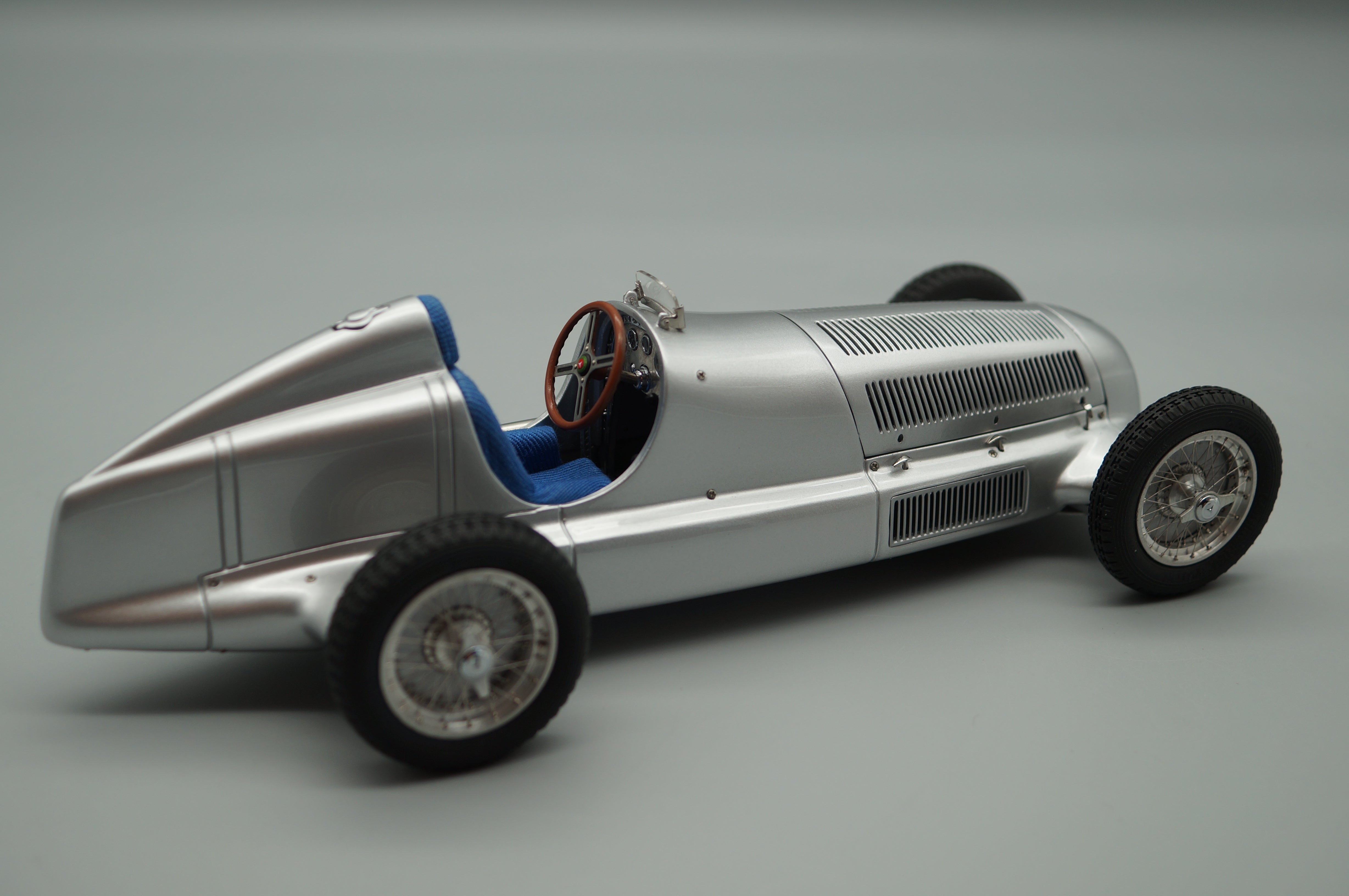 1/18 Mercedes-Benz W25 1934 'Der erste Silberpfeil' CMC M-033 -pre-owned- AA444