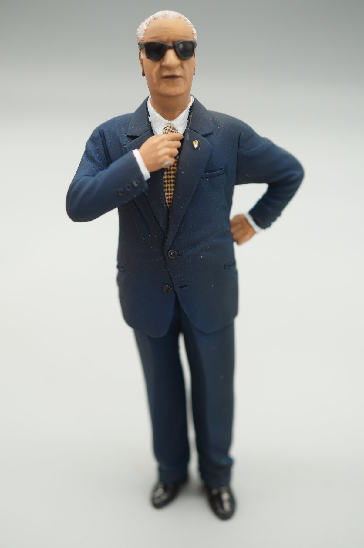1/18 Konstrukteursfigur ENZO FERRARI im dunkelblauen Anzug von SF Scale Figures #49/50 - Handarbeit - SF118065 -pre-owned