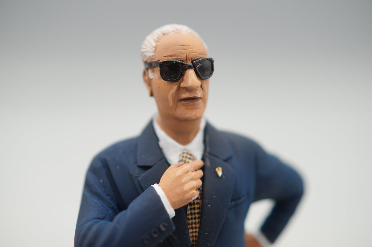 1/18 Konstrukteursfigur ENZO FERRARI im dunkelblauen Anzug von SF Scale Figures #49/50 - Handarbeit - SF118065 -pre-owned