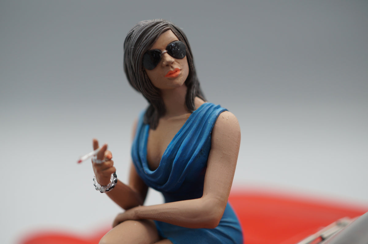 1/18 Girl Sitting Blue Dress von SF Scale Figures #03/50 - Handarbeit - pre-owned