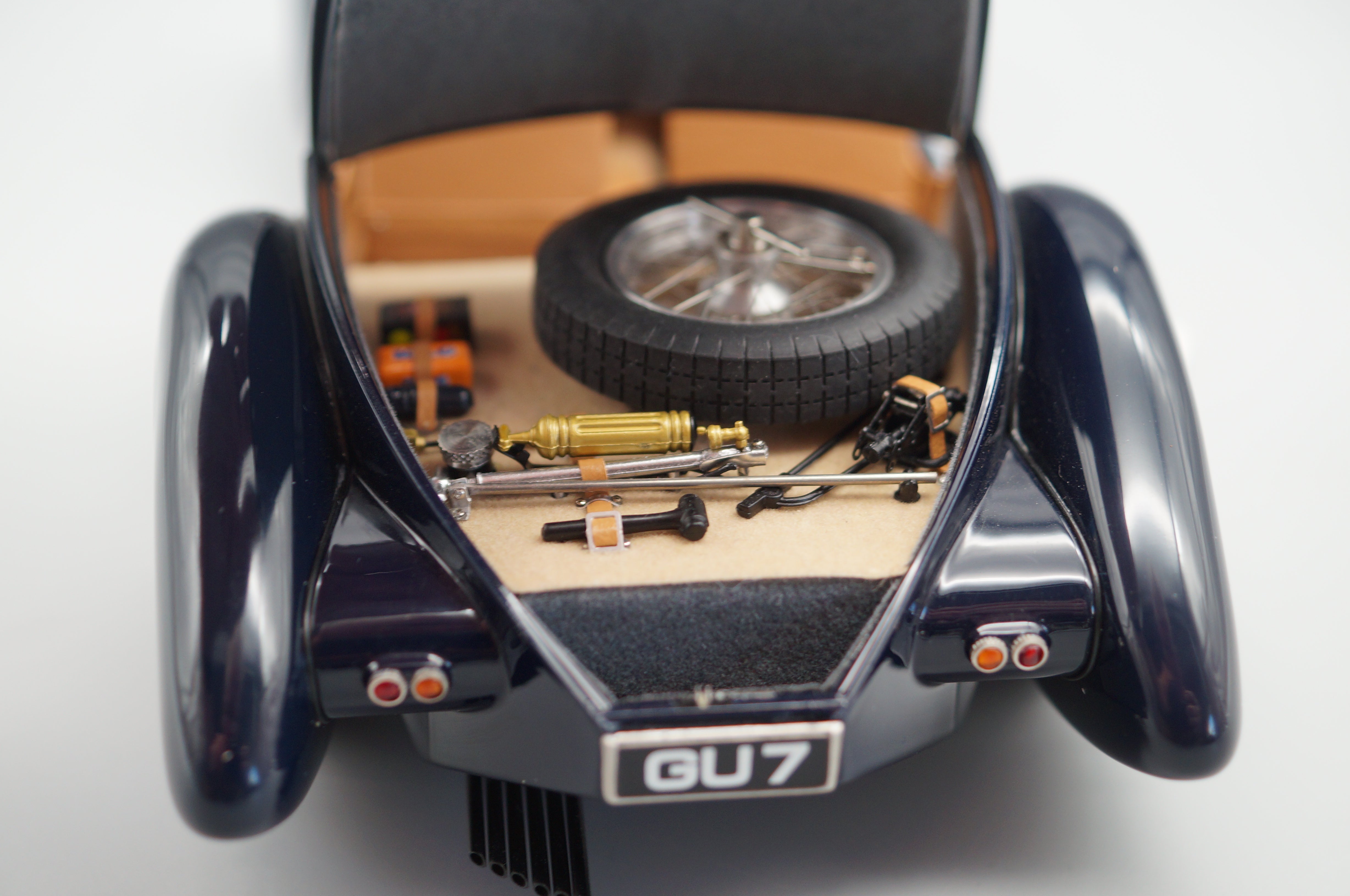 1/18 Bugatti 57 SC Corsica Roadster CMC M-106 -pre-owned- HPRF684