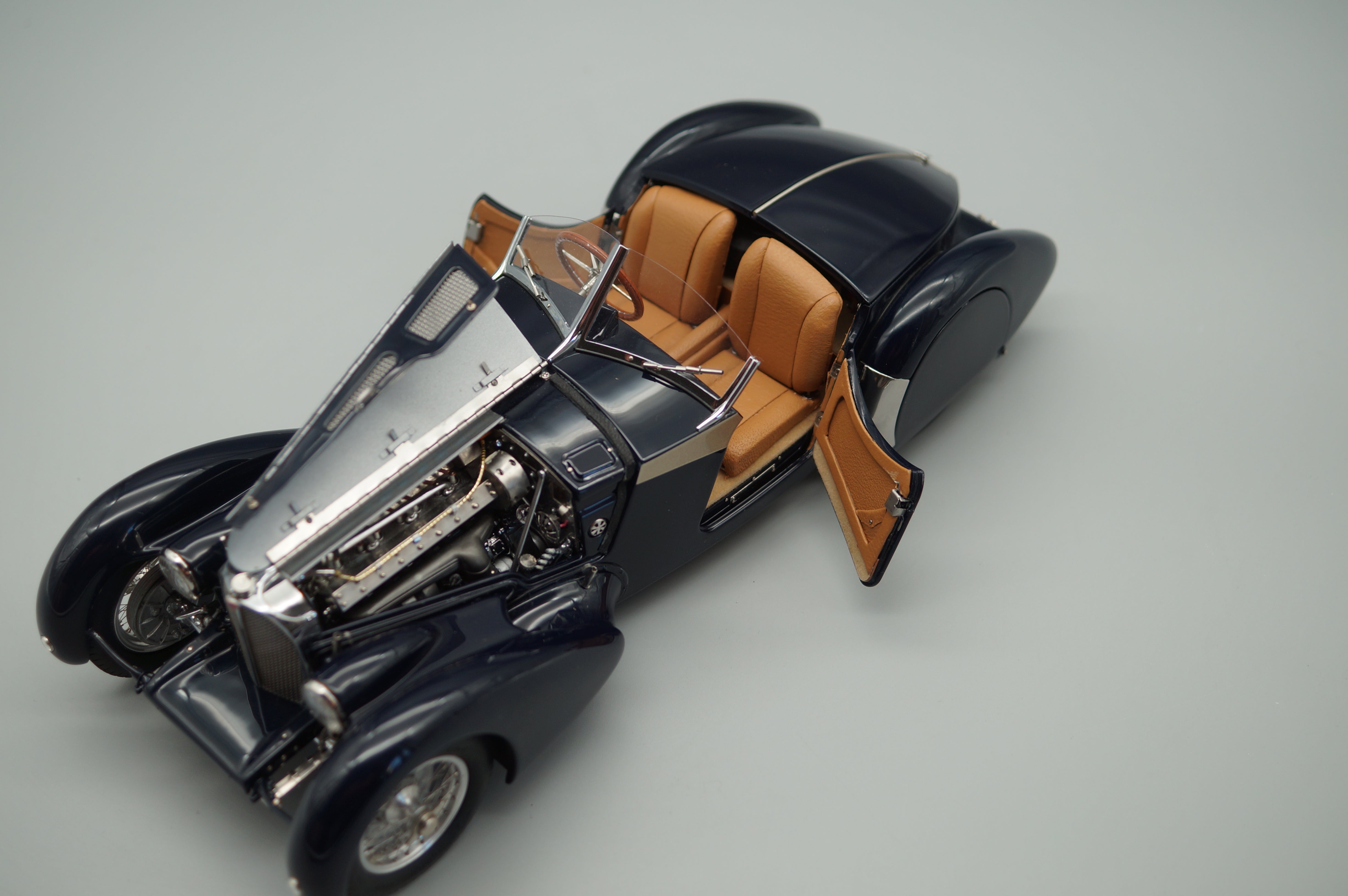 1/18 Bugatti 57 SC Corsica Roadster CMC M-106 -pre-owned- HPRF684