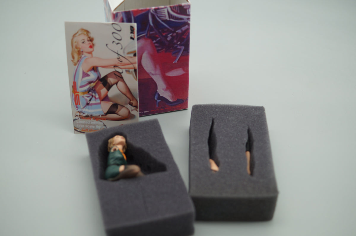 1/18 Girl changing wheel von SF Scale Figures - Handarbeit - pre-owned