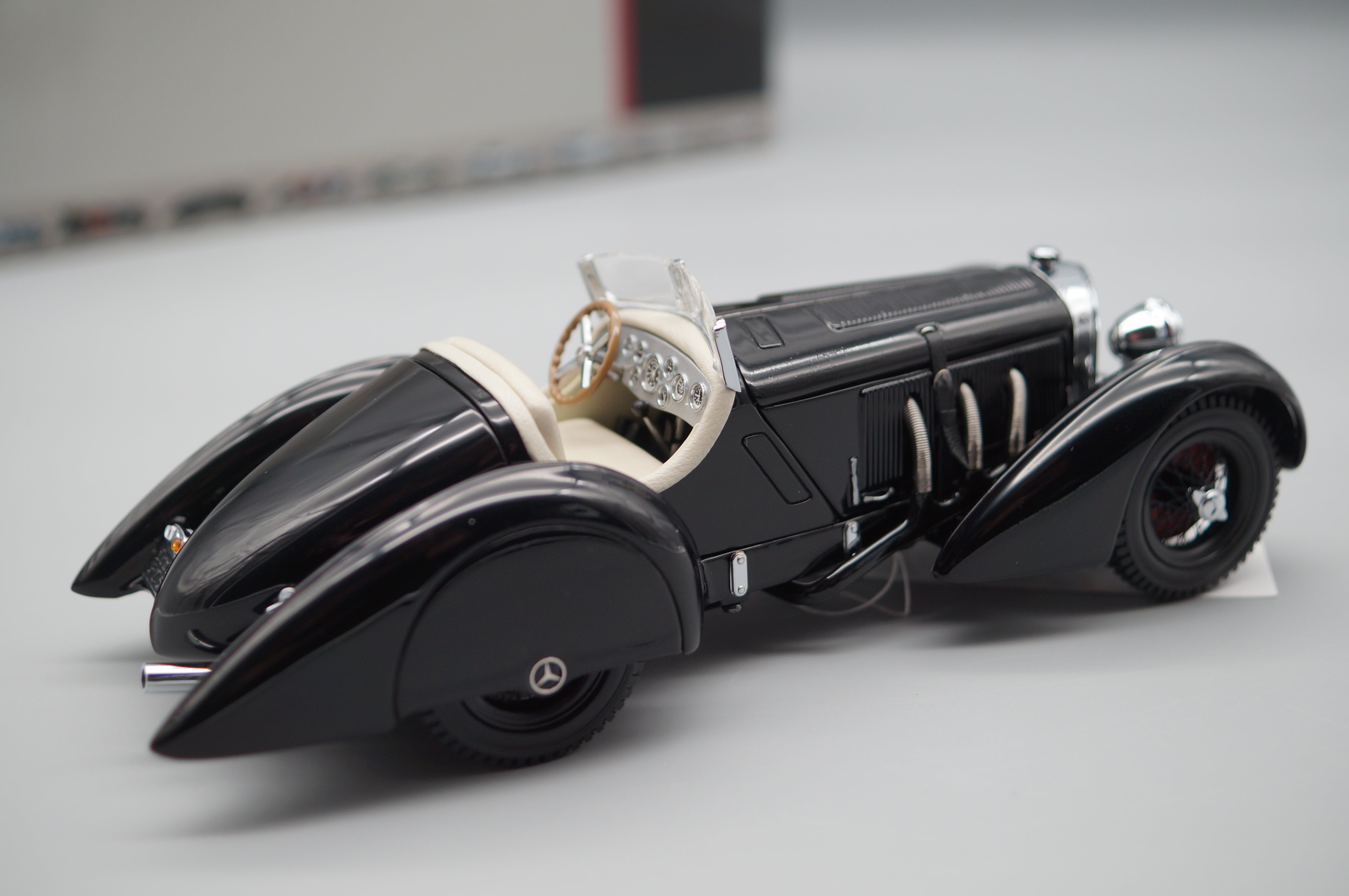 1/24 Mercedes-Benz SSK Trossi 'The Black Prince' CMC M-001 white interior 1/24