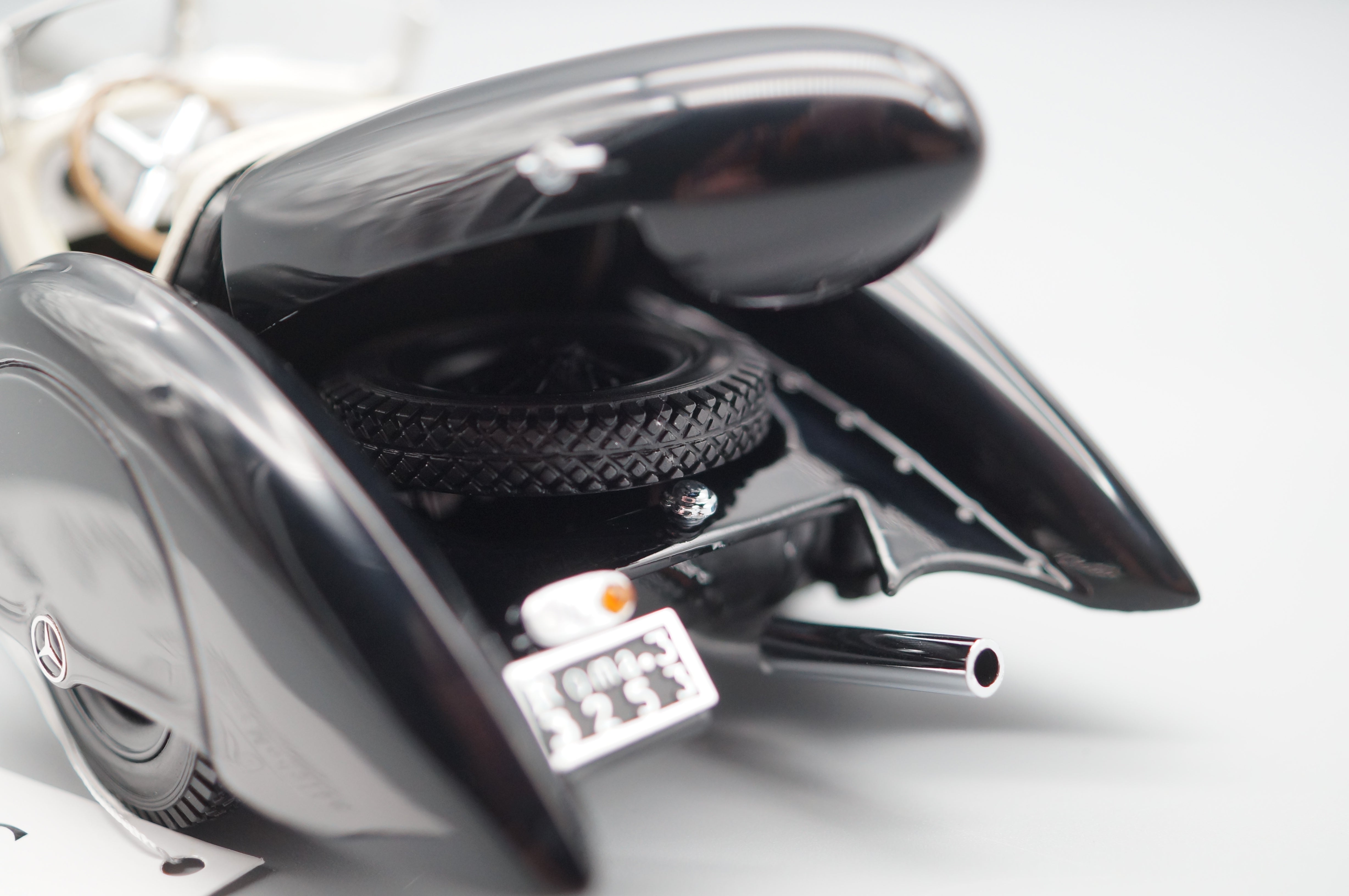 1/24 Mercedes-Benz SSK Trossi 'The Black Prince' CMC M-001 white interior 1/24