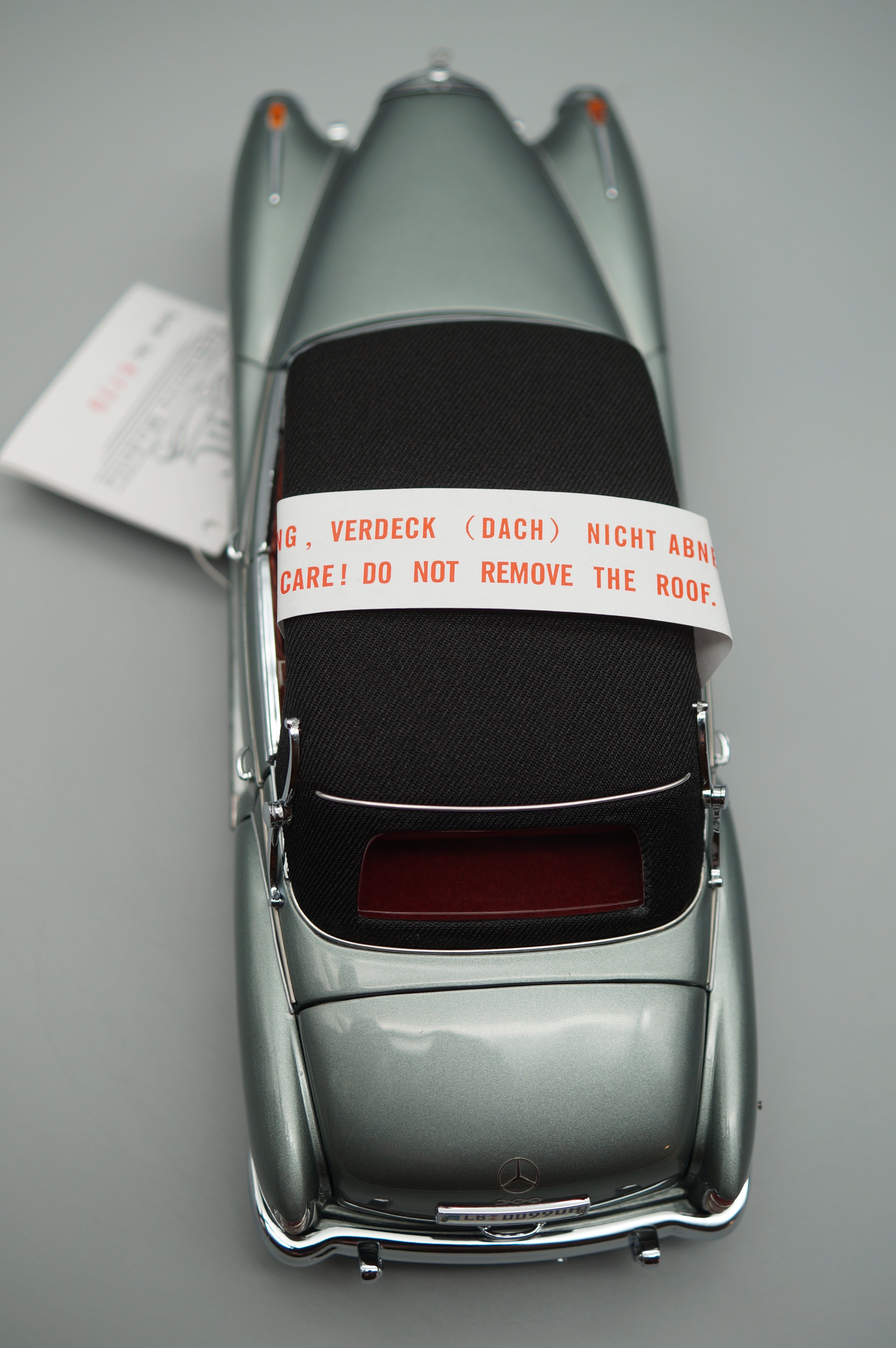 1/24 Mercedes-Benz 300d Cabriolet CMC M-026