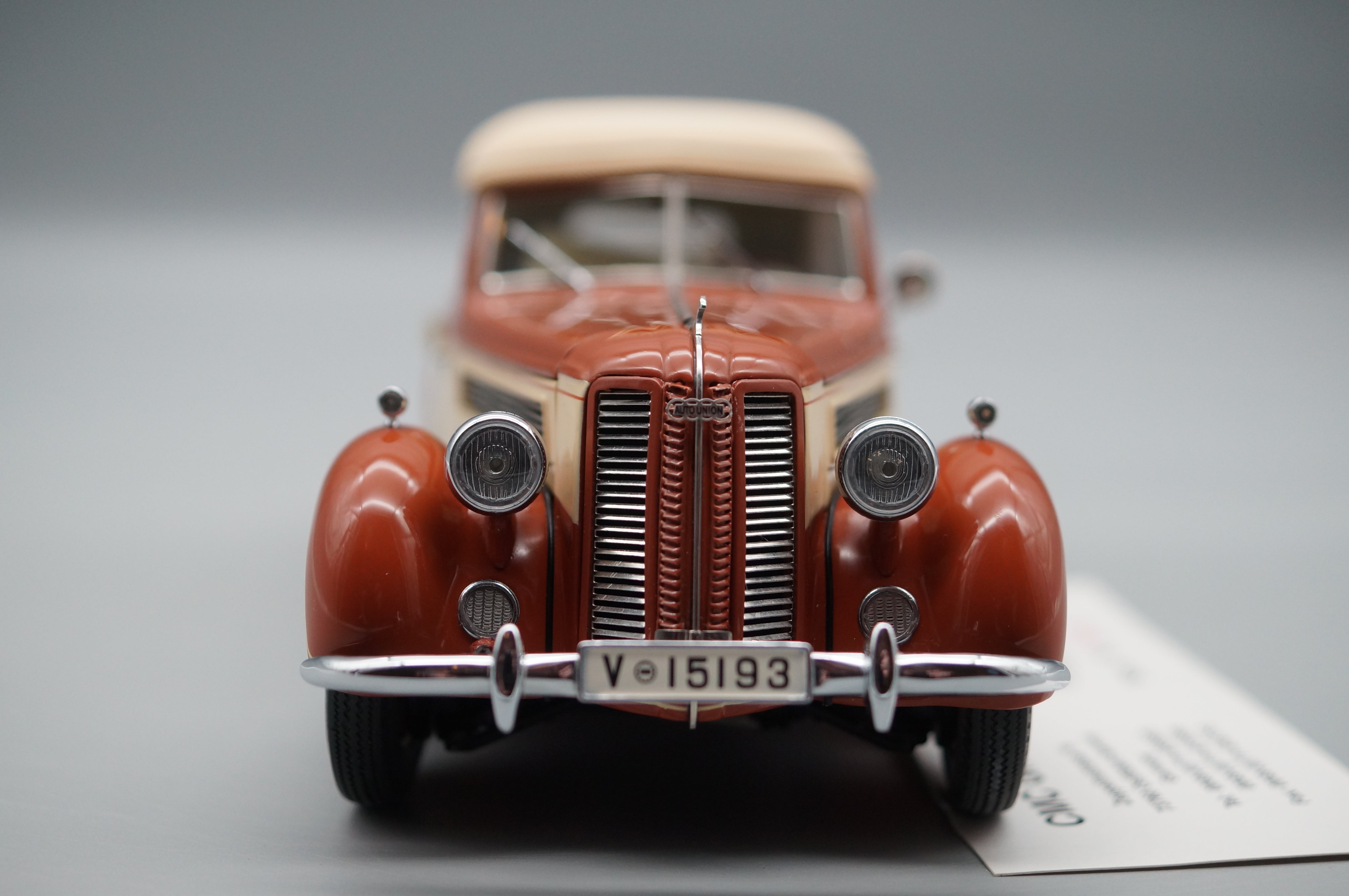 Mercedes-Benz SSK Trossi The Black Prince CMC M-001 white interior 1/24