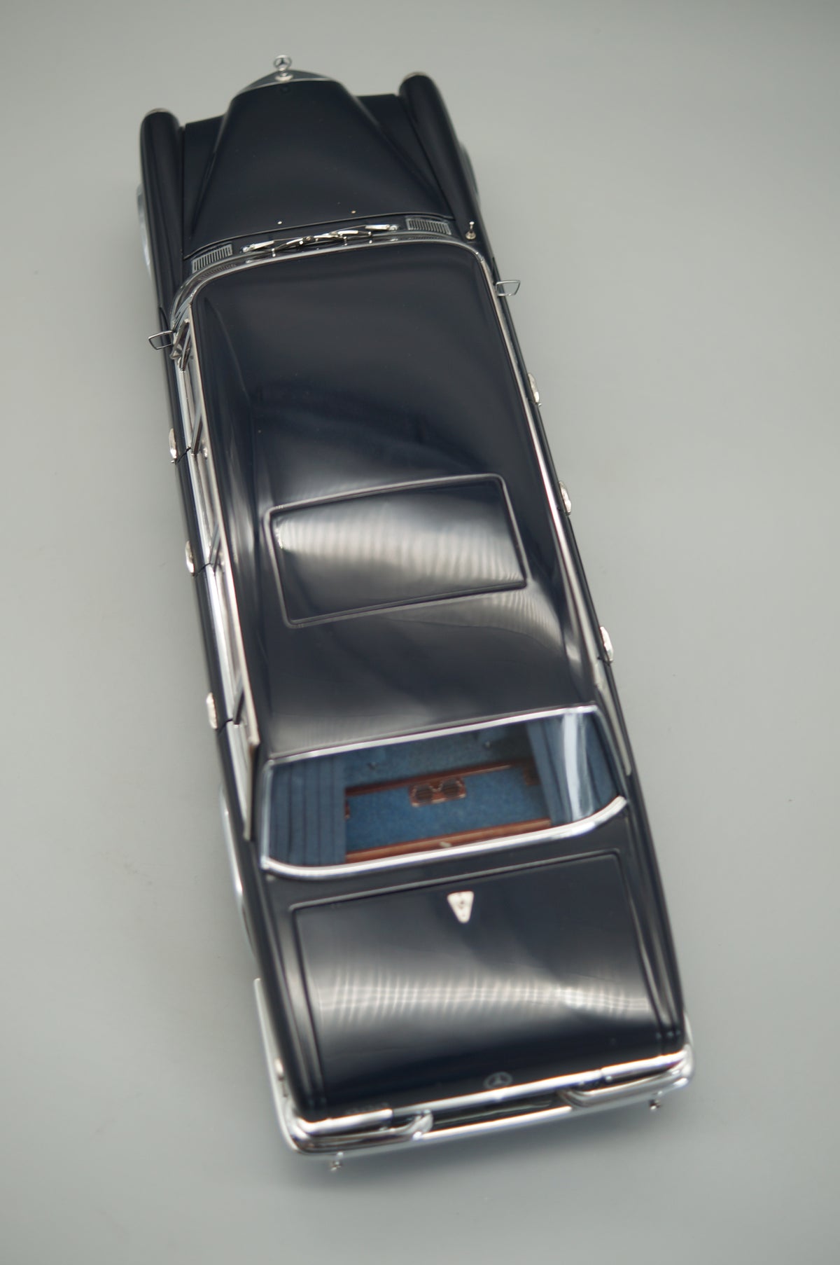 1/18 Mercedes-Benz 600 Pullman KING of ROCK’n ROLL #110/800 CMC M-218 -pre-owned- MH340