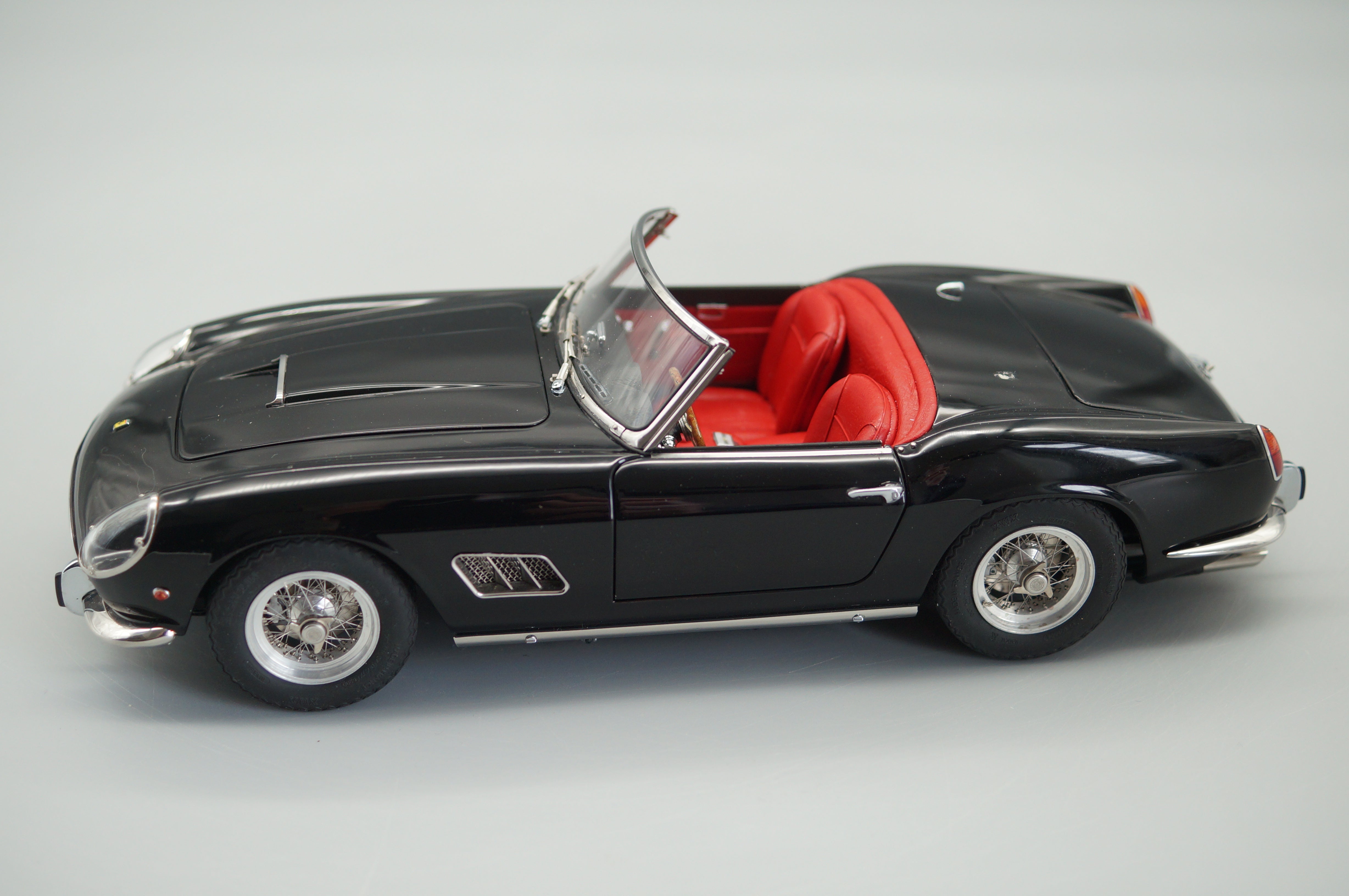 1/18 Ferrari 250 SWB California Spyder 1961 schwarz CMC M-094 #0021/2500 -pre-owned- damaged