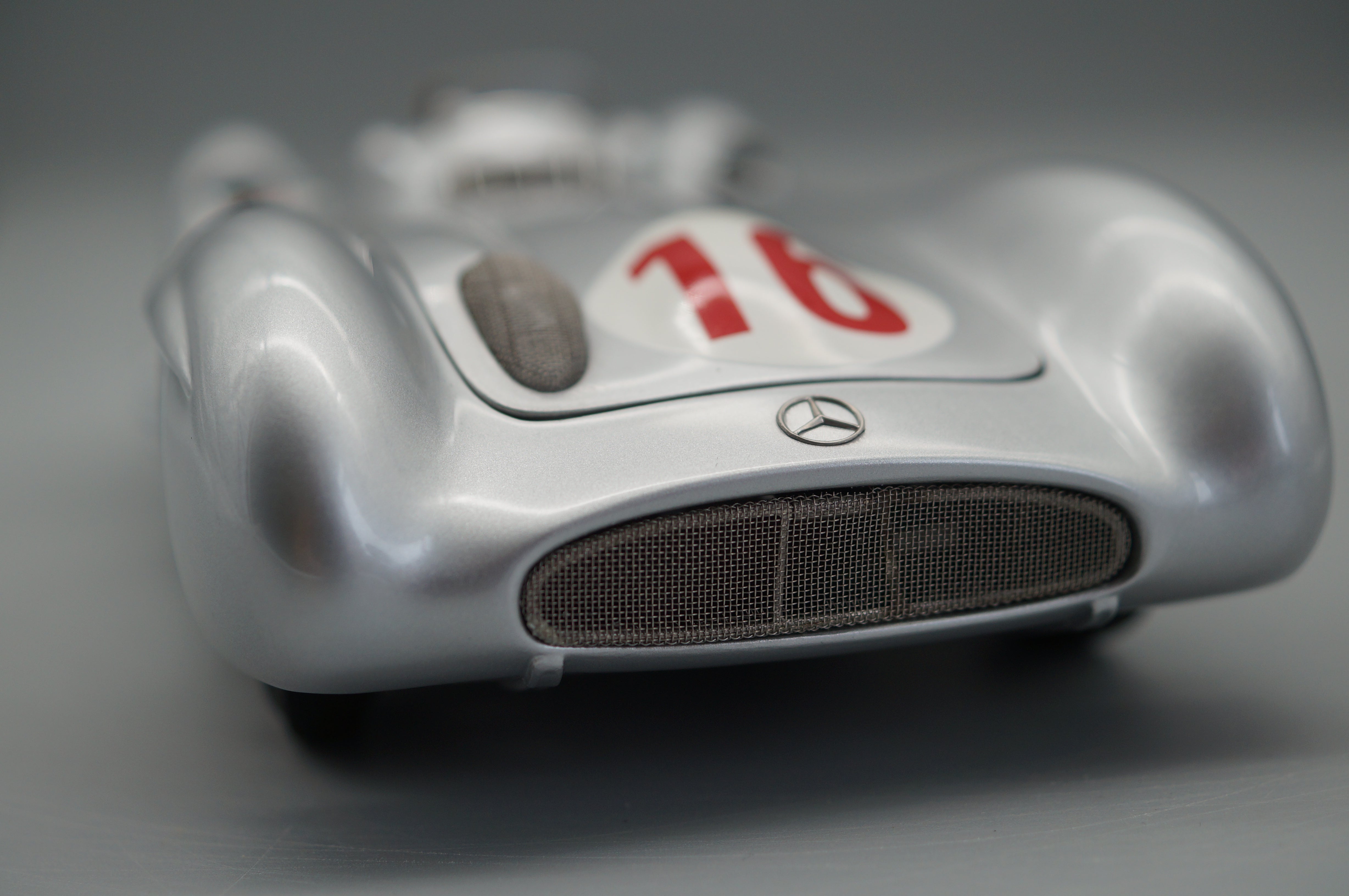 Mercedes-Benz W196R #16 signed by Stirling Moss #716/800 CMC M-059 - pre-owned