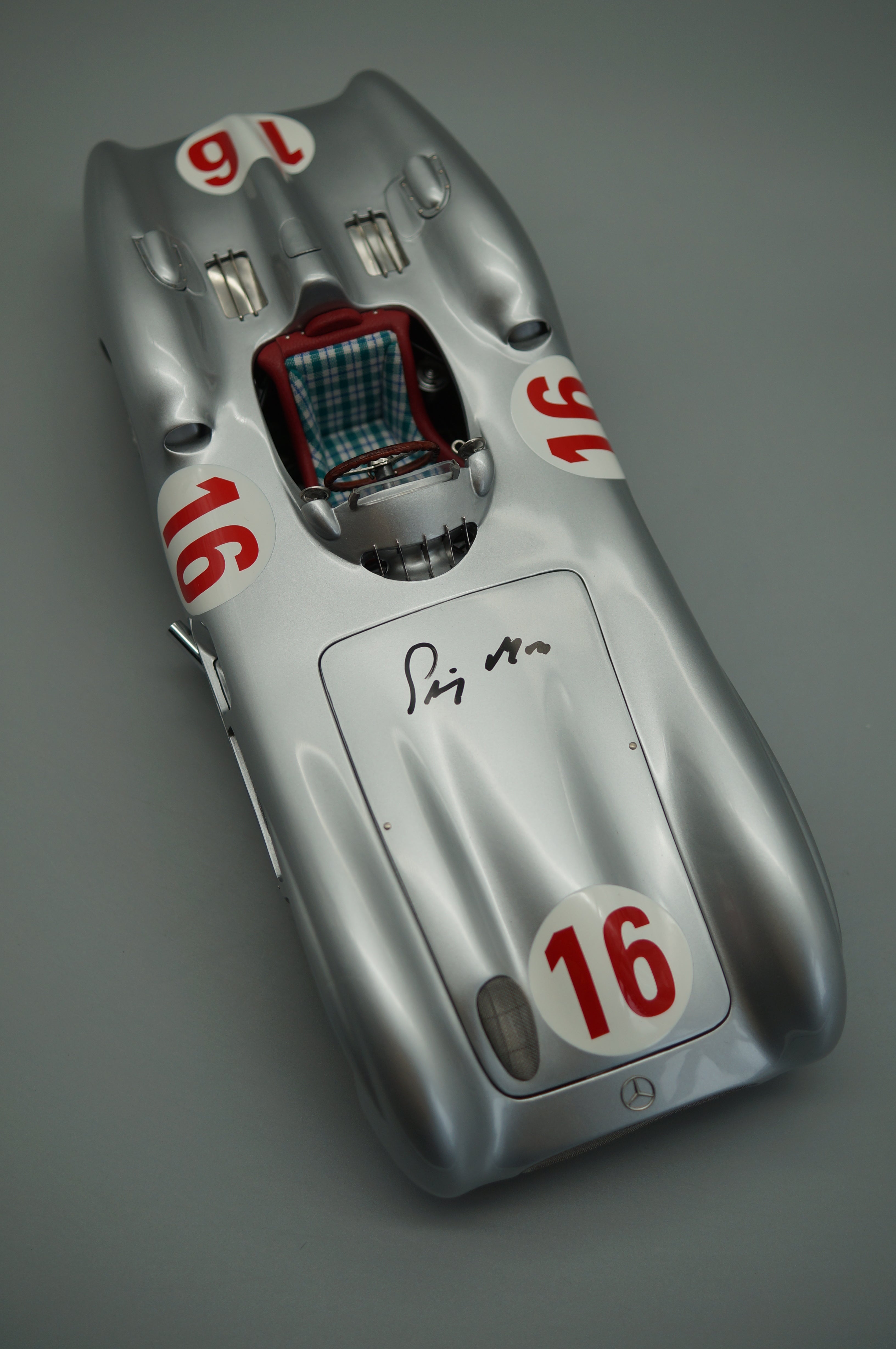 Mercedes-Benz W196R #16 signed by Stirling Moss #716/800 CMC M-059 - pre-owned