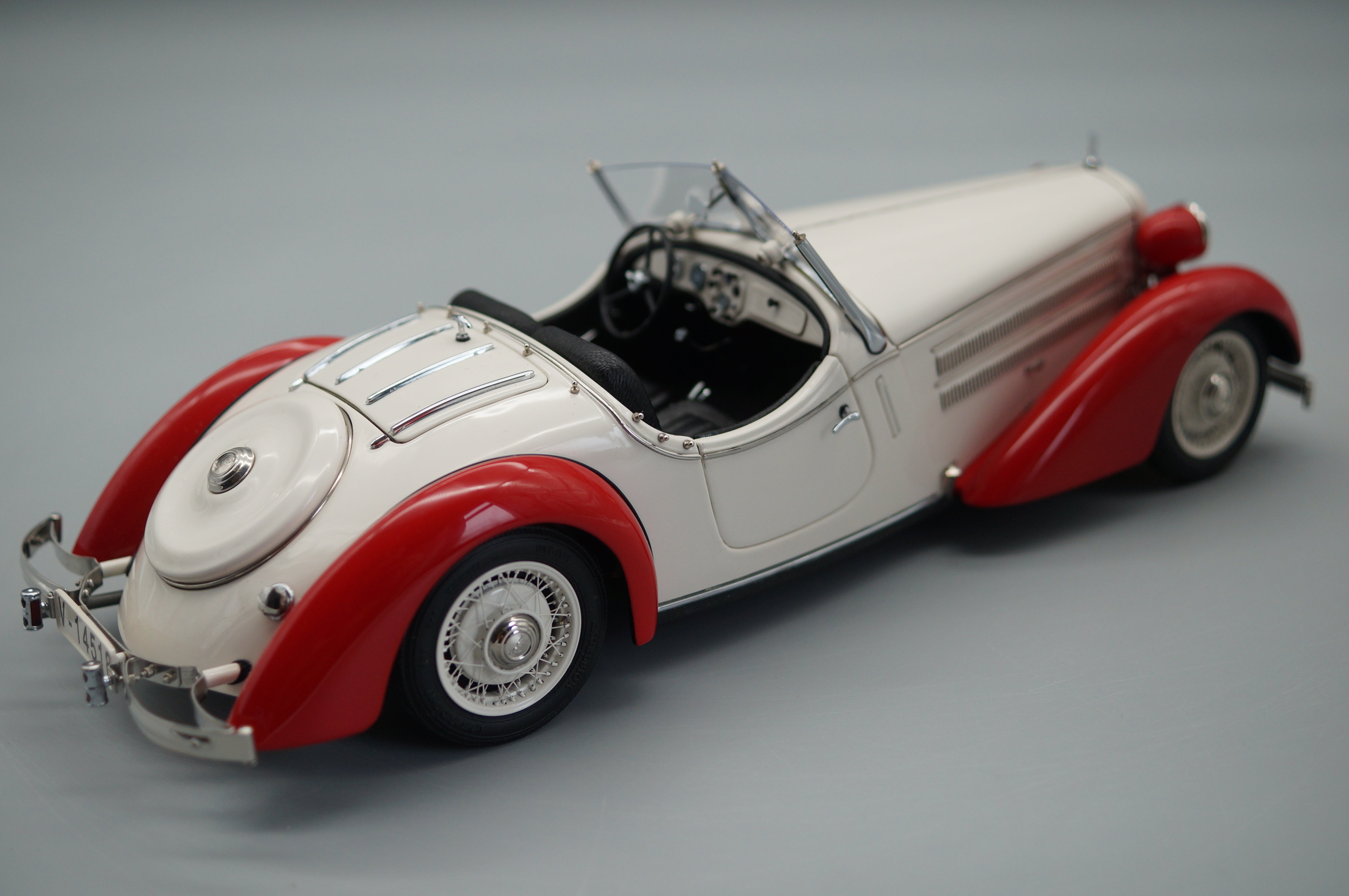 1/18 Audi Front 225 Roadster Red/White #1257/4000 CMC M-075C -pre-owned