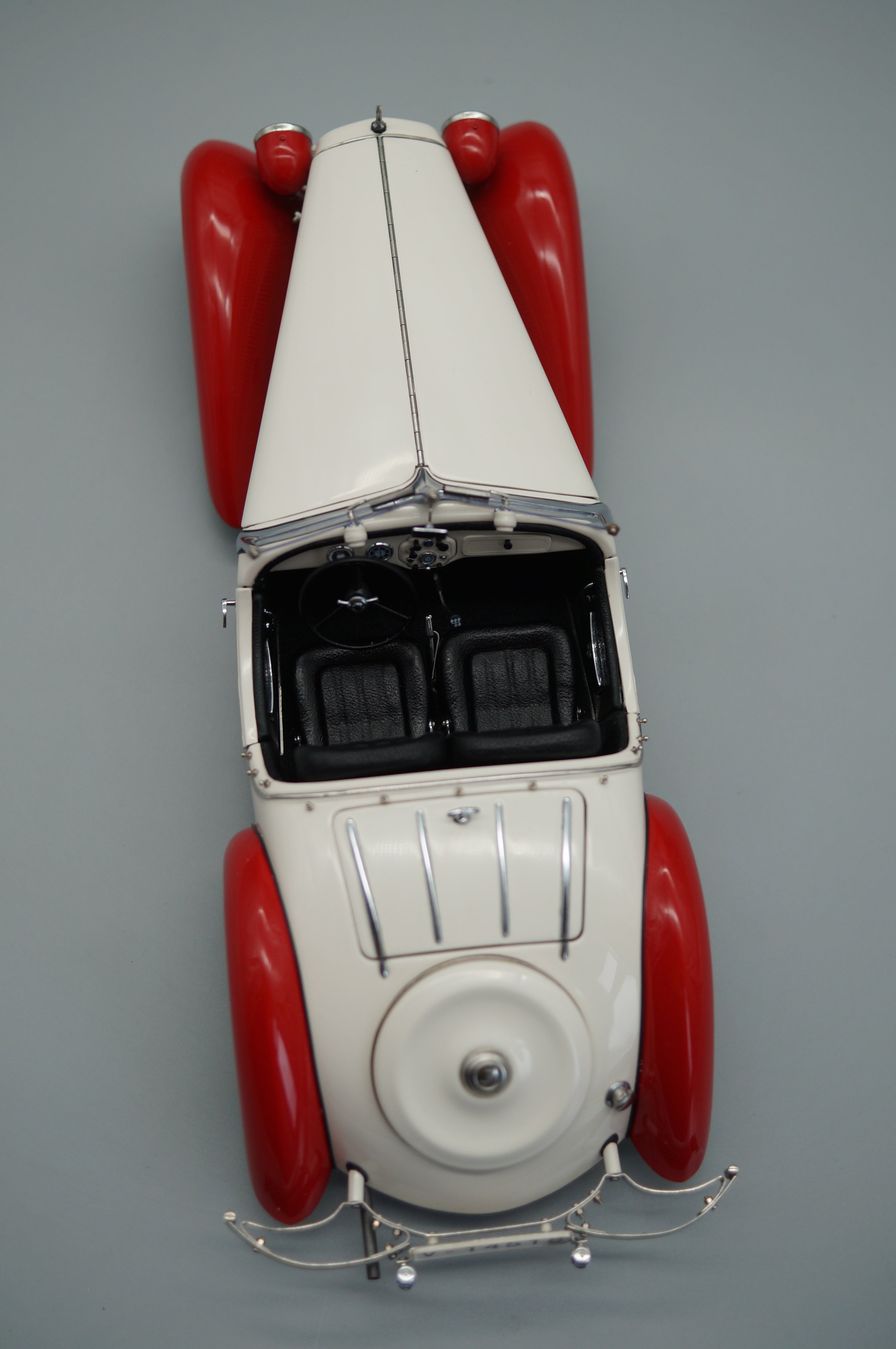 1/18 Audi Front 225 Roadster Red/White #1257/4000 CMC M-075C -pre-owned