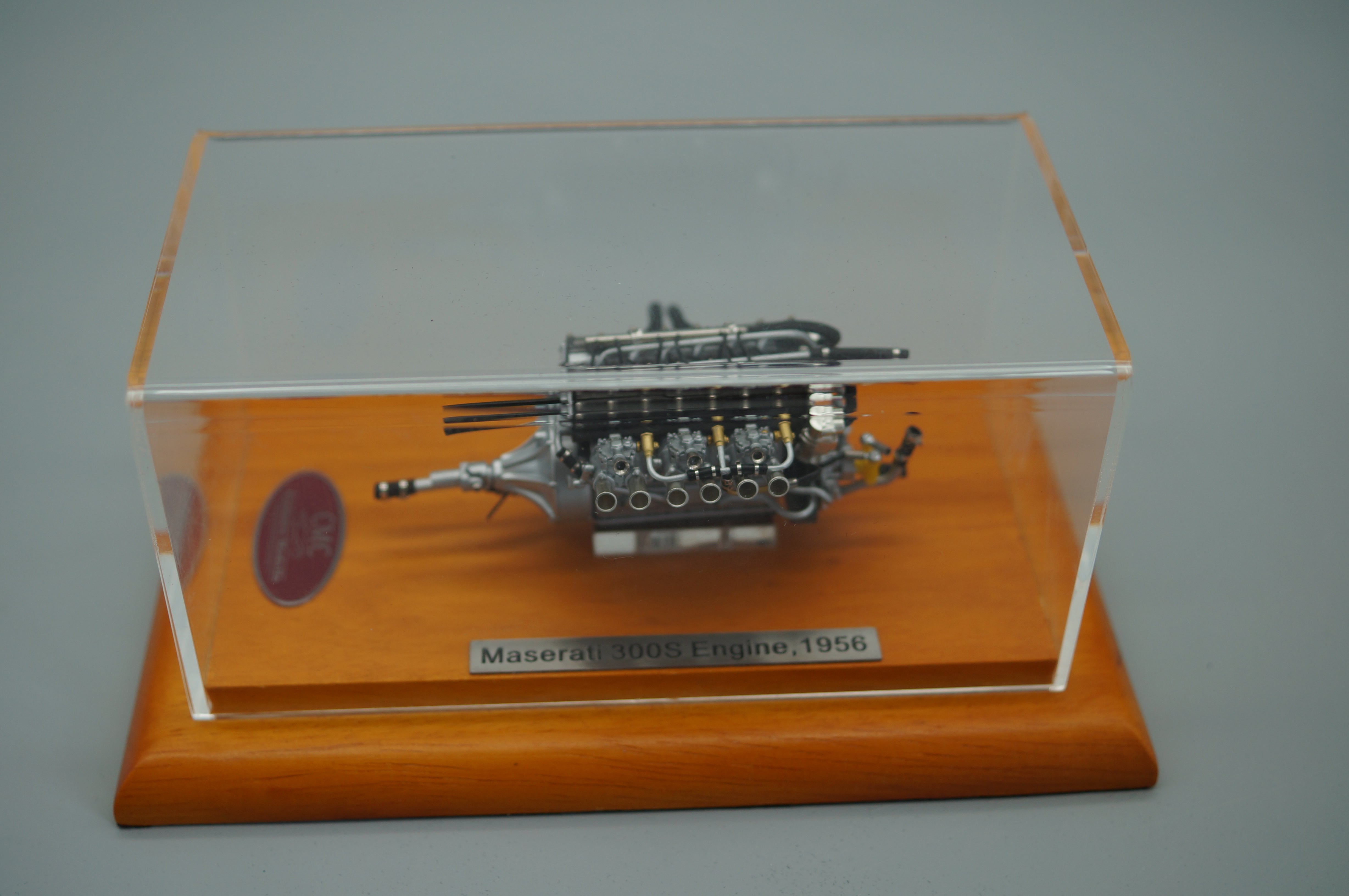 1/18 Maserati 300S Engine with Display Case #1011 CMC M-110 -pre-owned