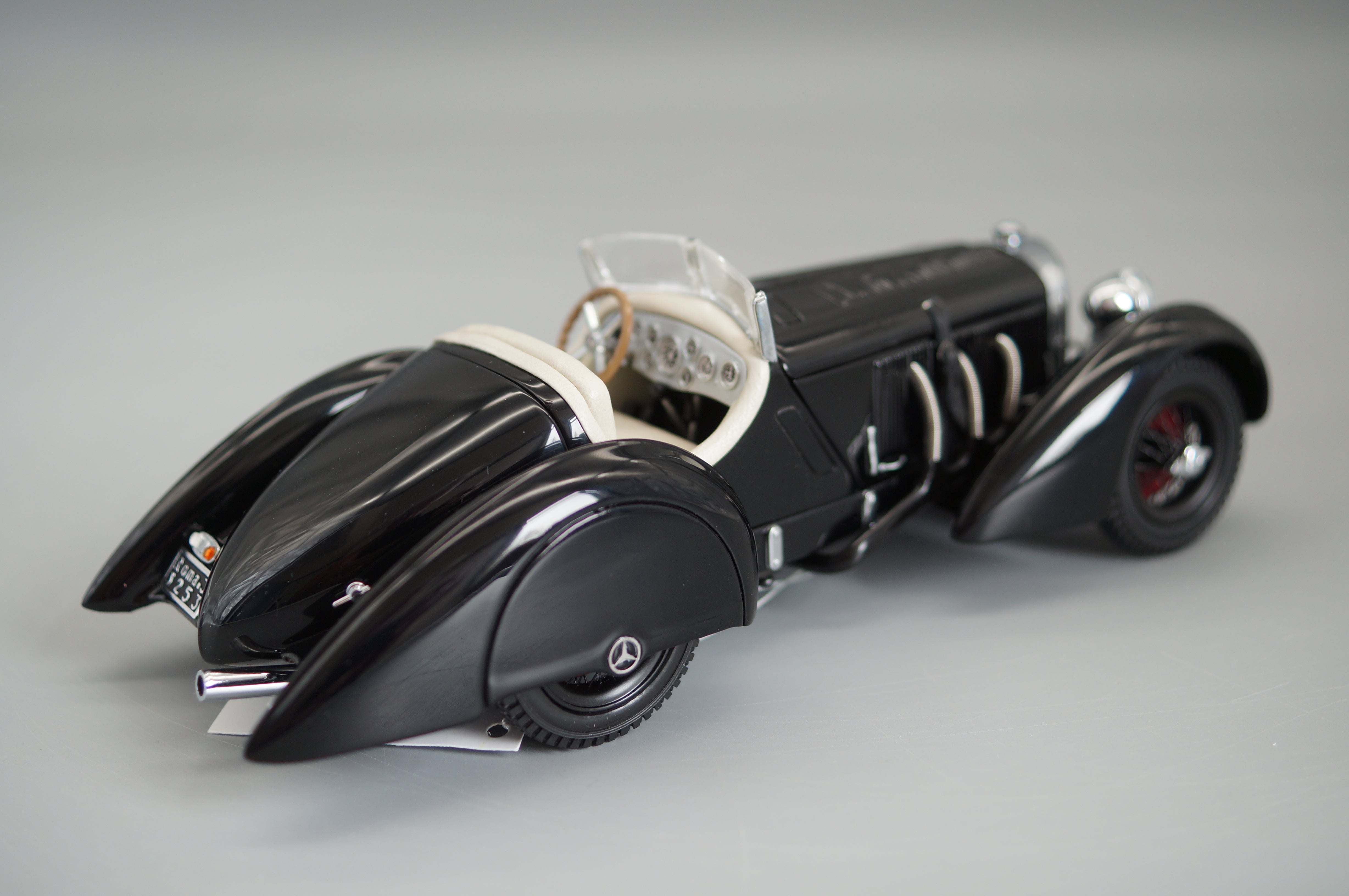 1/24 Mercedes-Benz SSK Trossi 'Der schwarze Prinz' CMC M-001 weisses Interieur -pre-owned
