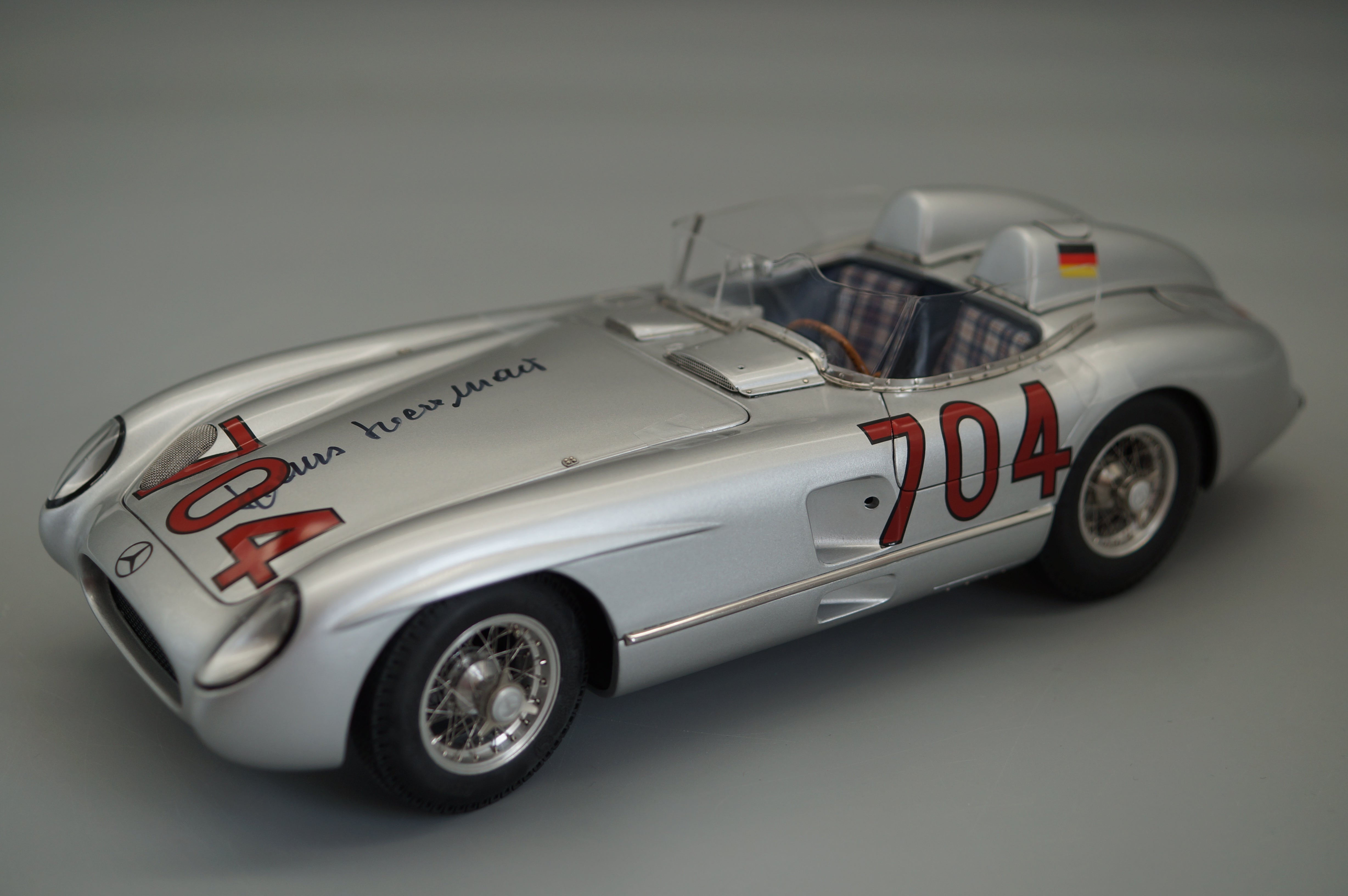 1/18 Mercedes-Benz 300 SLR #704 Hans Herrmann Signatur Edition #143/400 CMC M-124 -pre-owned